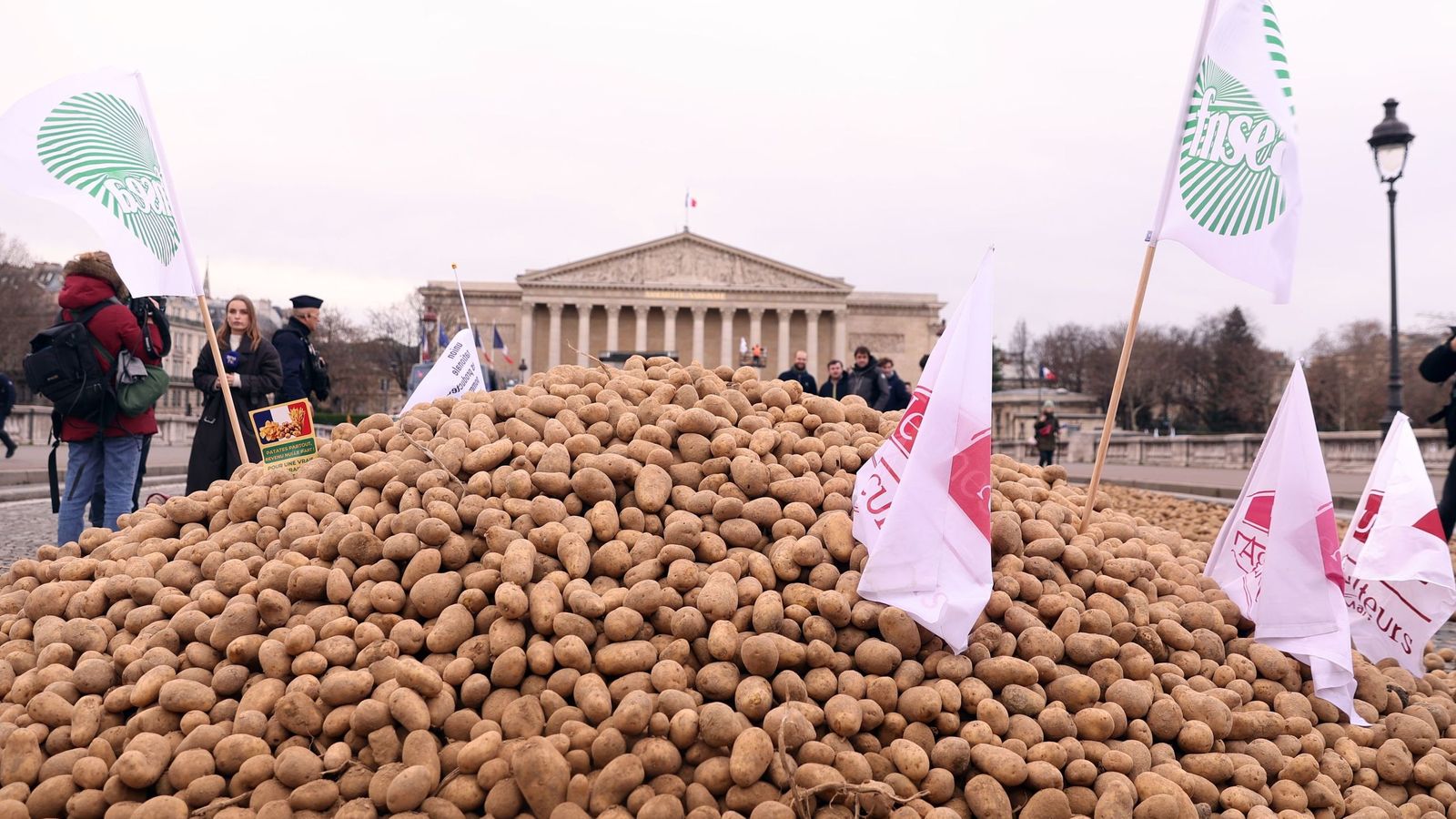 Protestas en París contra el acuerdo de Mercosur este pasado martes 13 de enero.