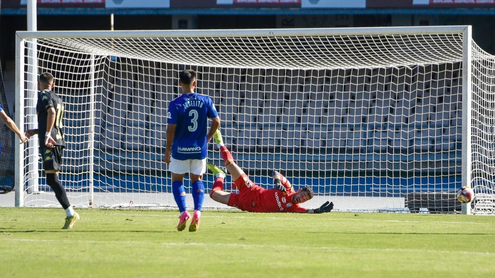 Santos desvía el balón en el XCD-Ceuta B.