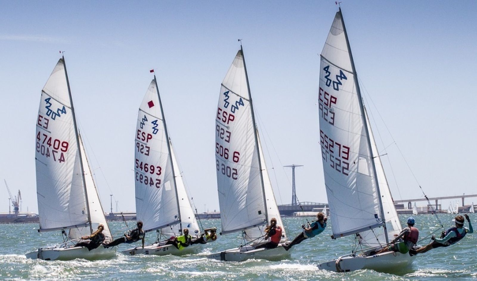 Una regata de la categoría 420 de vela.