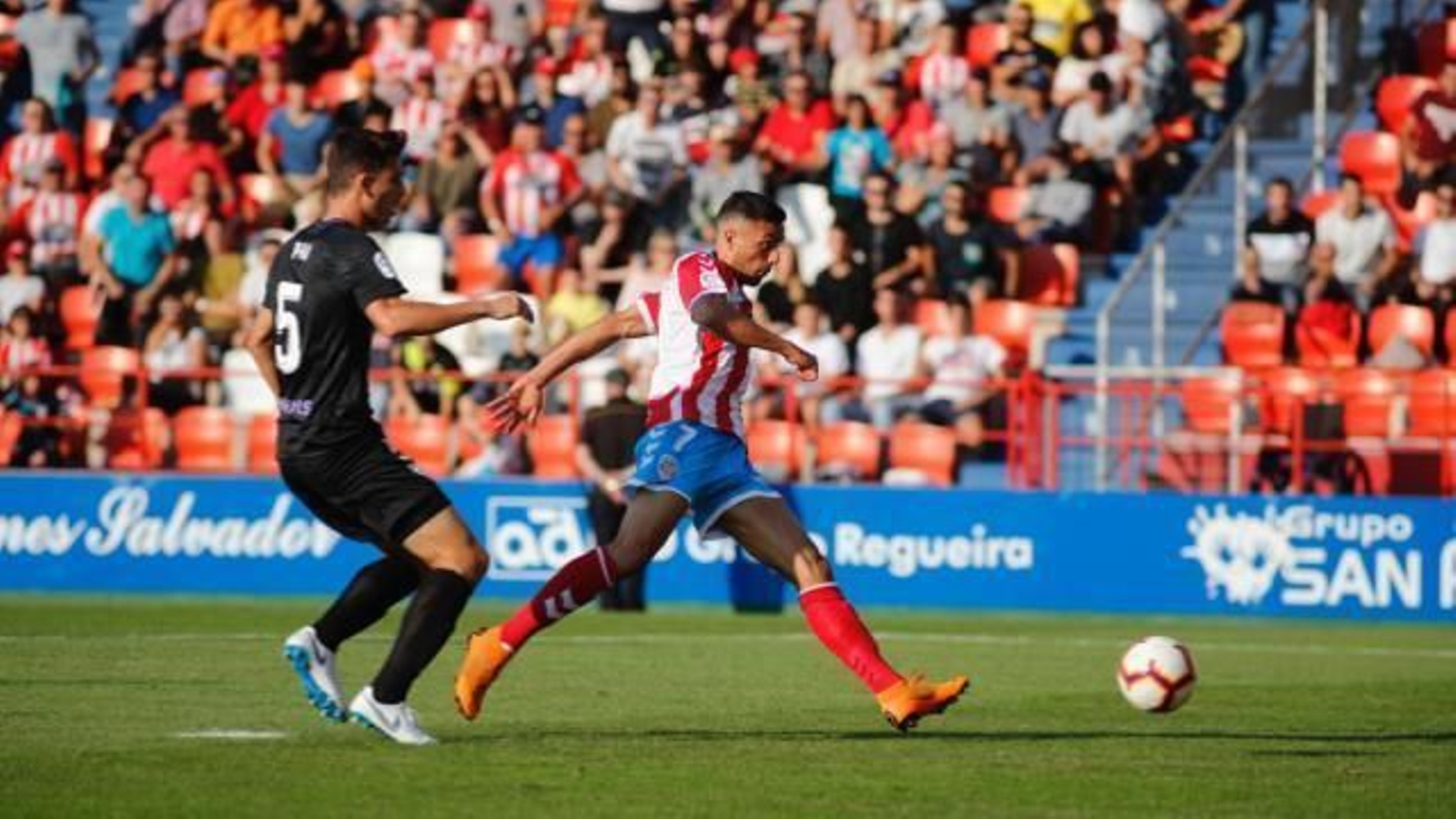 Pau Torres y Cristian Herrera, en un Lugo-Málaga CF Pau Torres y Cristian Herrera, en un Lugo-Málaga CF