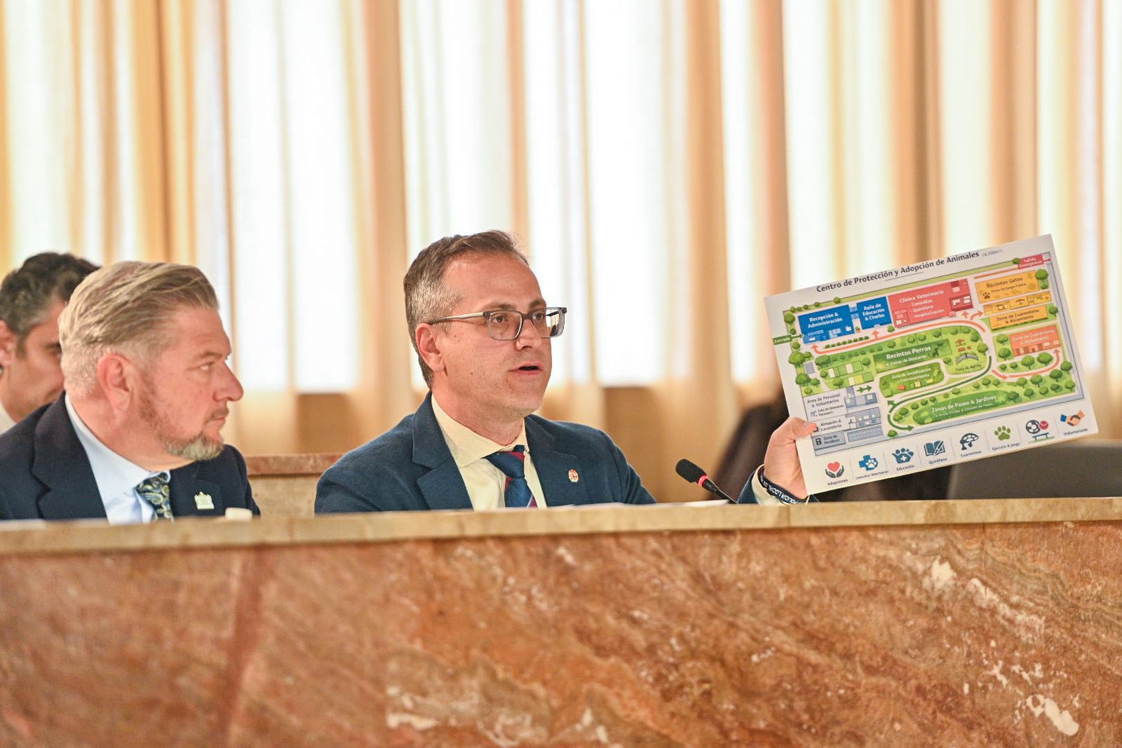 Antonio Urdiales muestra al Plenario un plano del Centro de Protección de Animales.