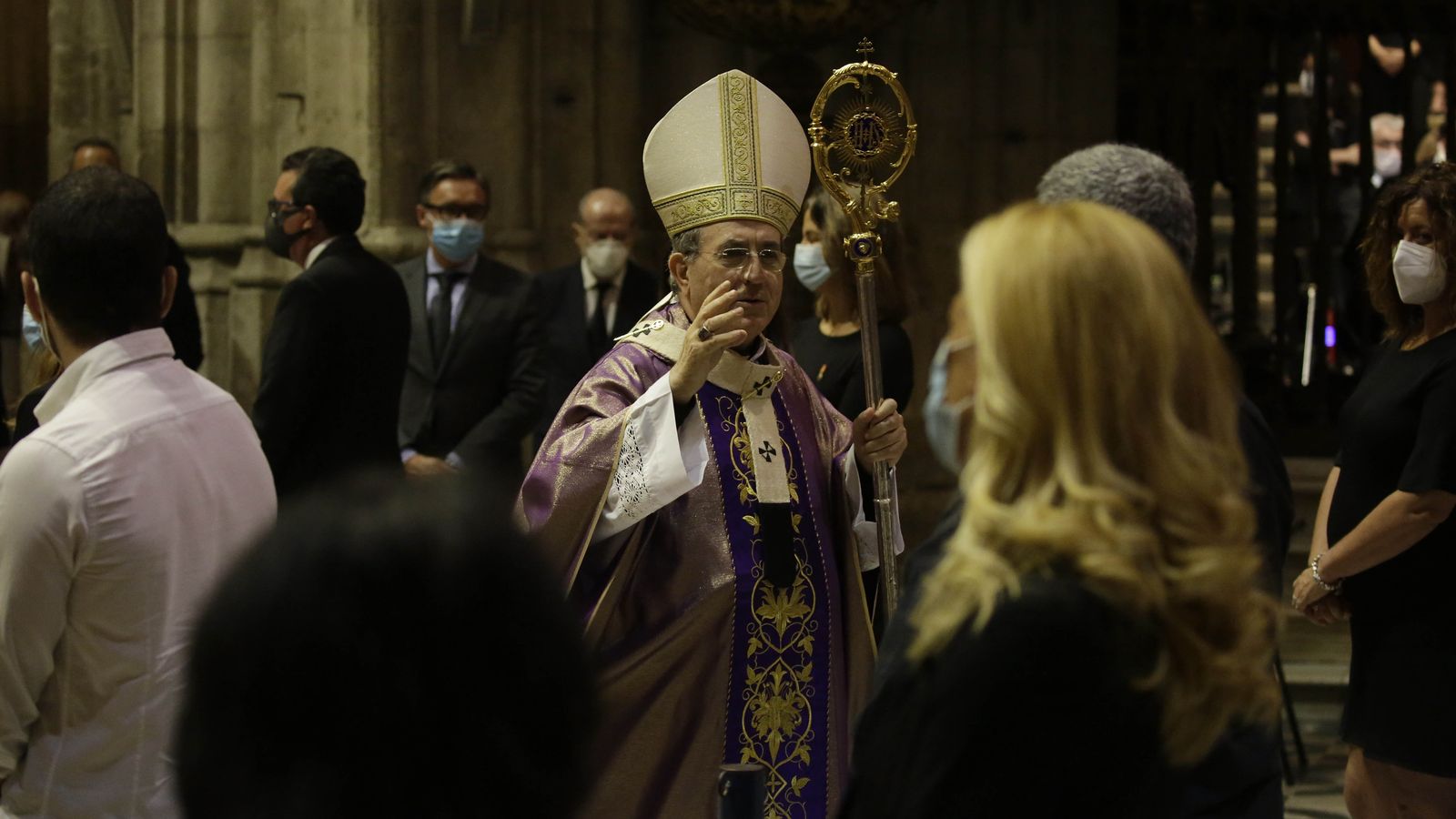 Monseñor Asenjo imparte la bendición a los asistentes.