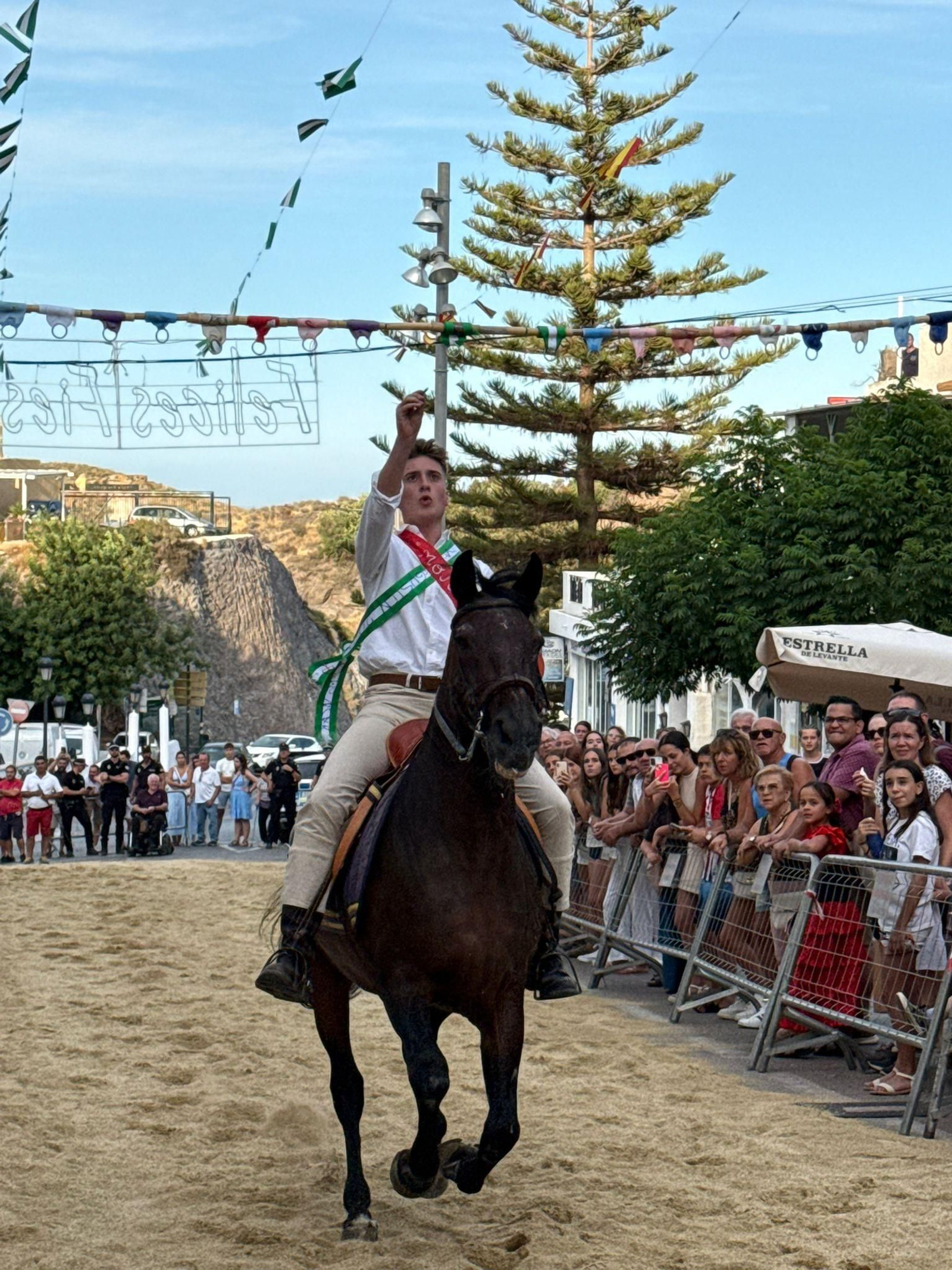 Las mejores imágenes de la carrera de cintas a caballo de Mojácar 2025
