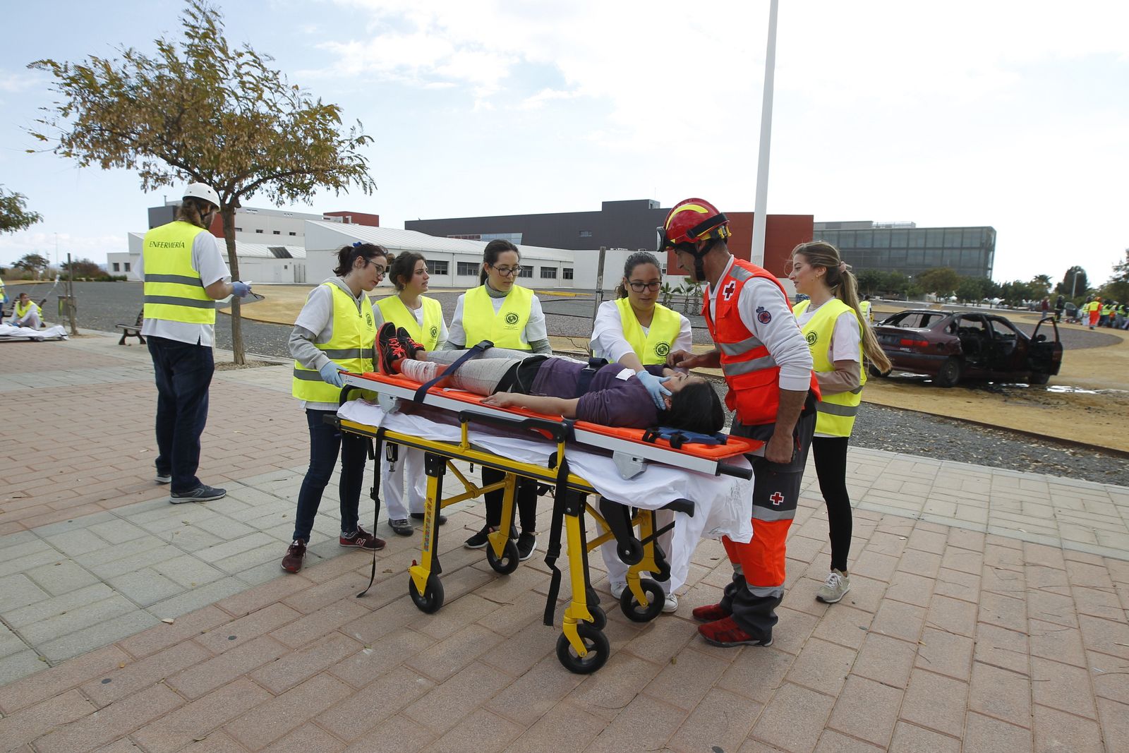 Las imágenes del simulacro de accidente con víctimas en la UAL