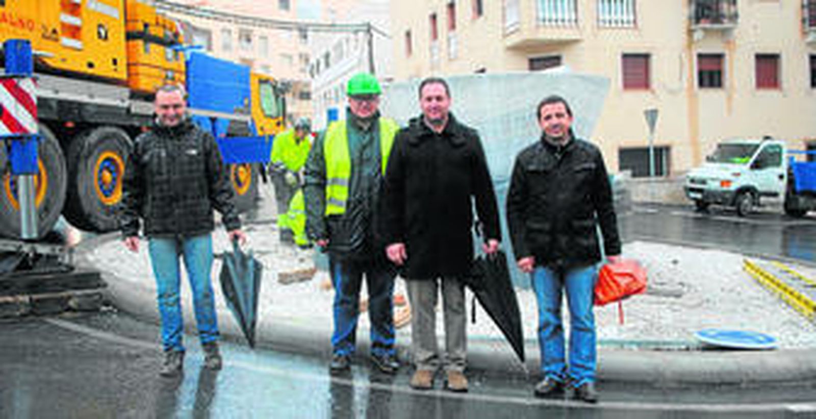Francisco Orduña, Emilio Cruz, Raúl Martínez y Guillermo Casquet en la instalación de este nuevo símbolo de Macael.