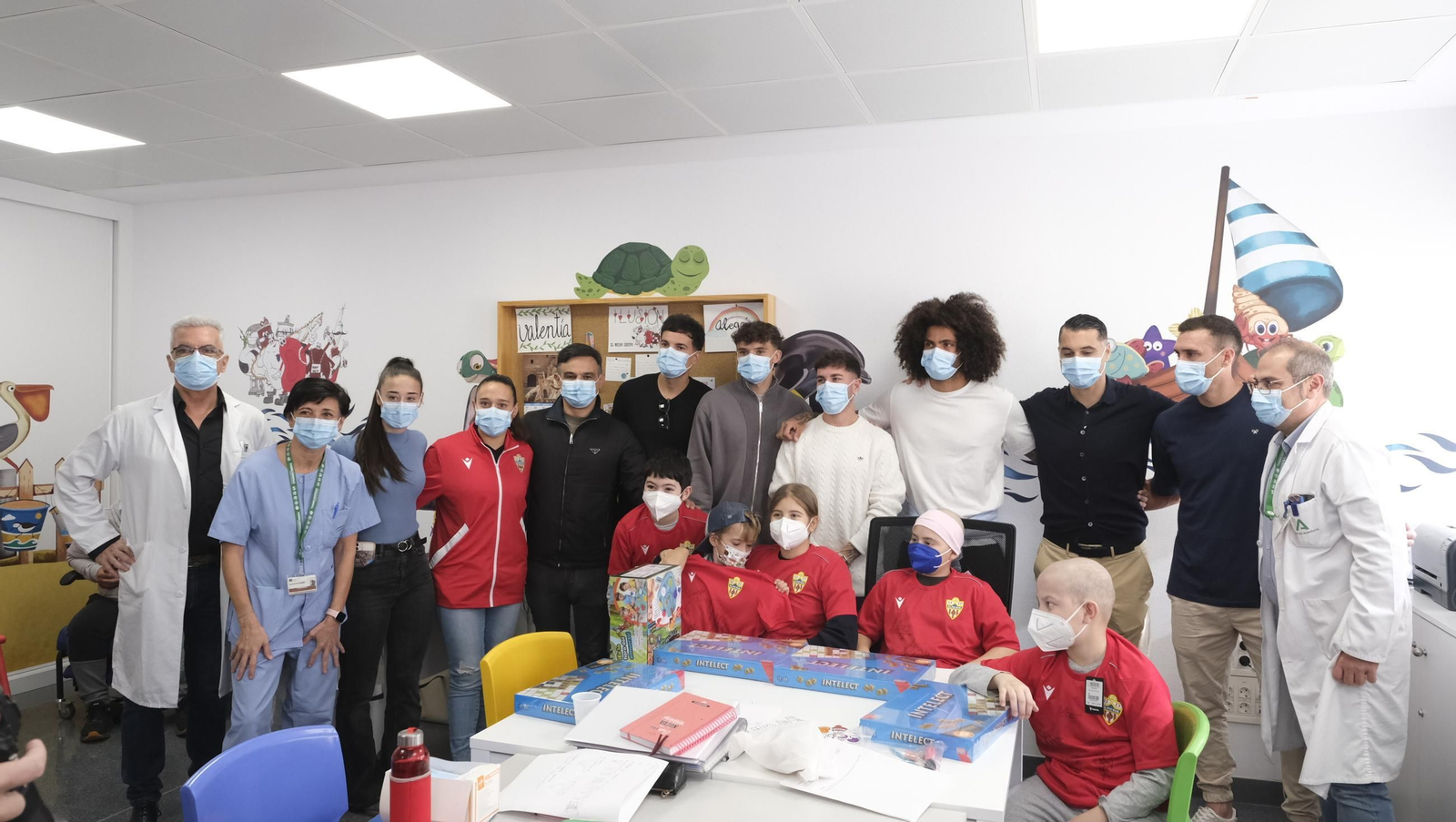 Las imágenes de la visita de los jugadores del Almería a los niños de Torrecárdenas