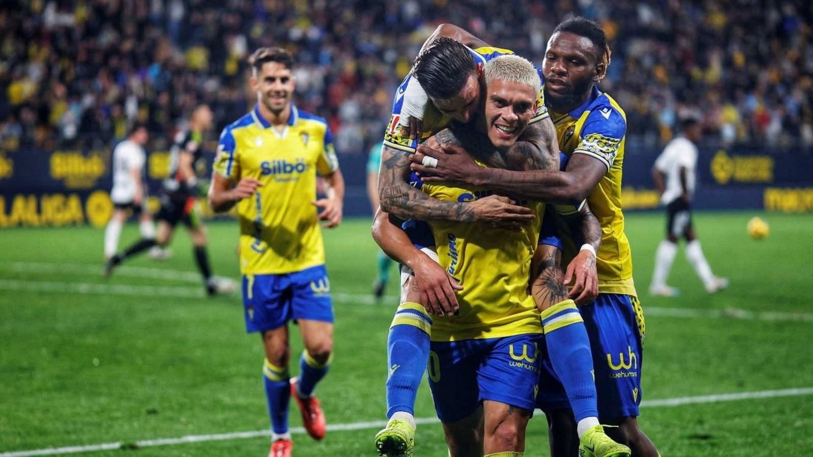Los cadistas celebran el gol de Brian Ocampo contra el Burgos.