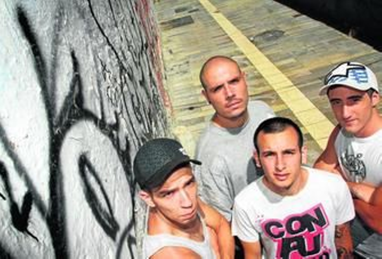 Julito Pro (izquierda), El Enano y Dj Kuervo junto a Miyagi Records (detrás), propietario del estudio donde los músicos graban los temas.