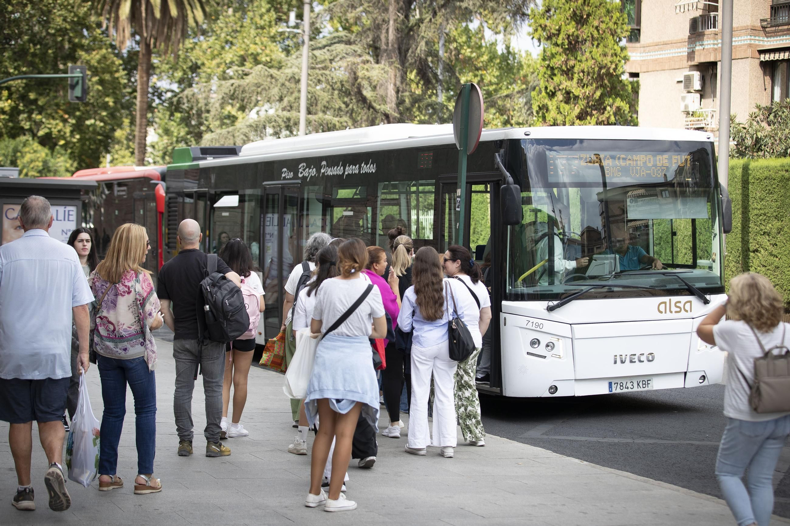 Pasajeros esperando para acceder a un bus interurbano en el primer día de implantación de la ZBE en Granada