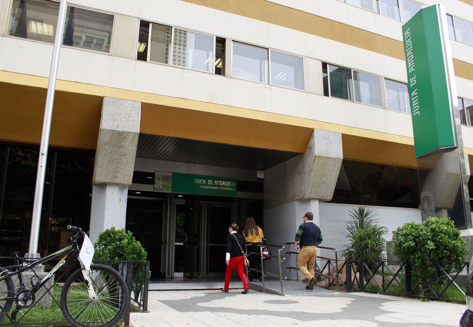 Varias personas acceden a la Delegación de Educación de la Junta en Córdoba.
