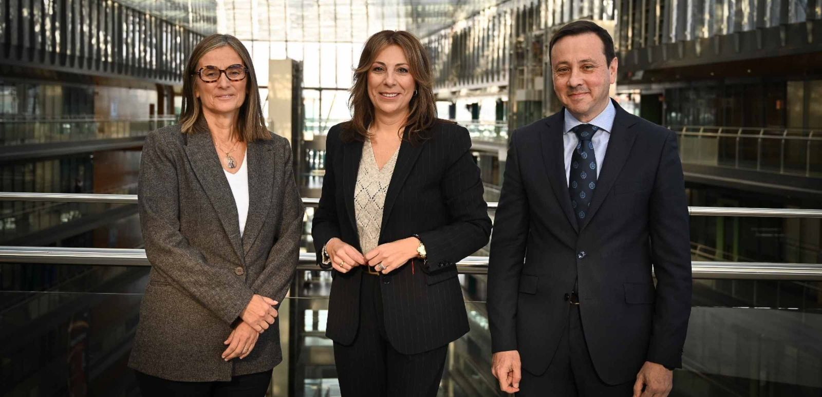 María Malaxechevarría, directora general de Fundación Endesa , la alcaldesa de Ronda, Mari Paz Fernández; y Santiago Domínguez Rubira, director de Generación Hidroeléctrica de Endesa