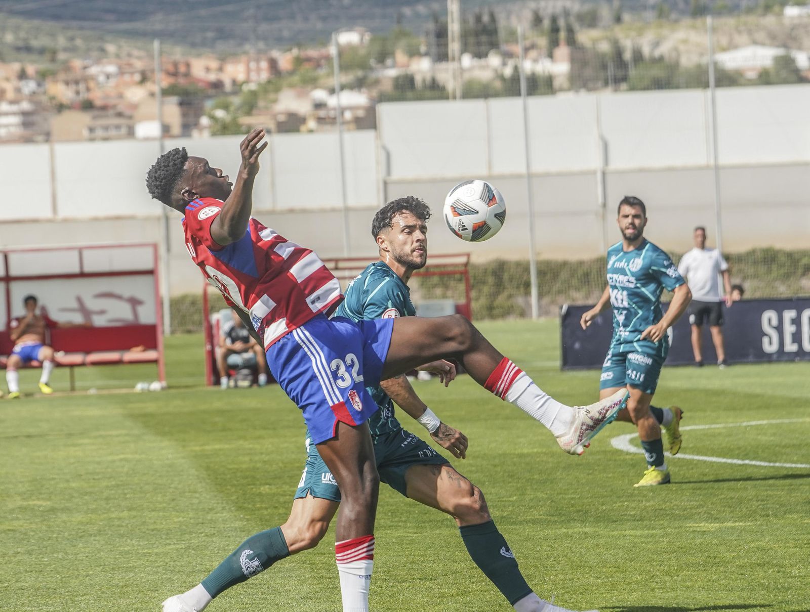 Samu pelea por la bola con un rival.