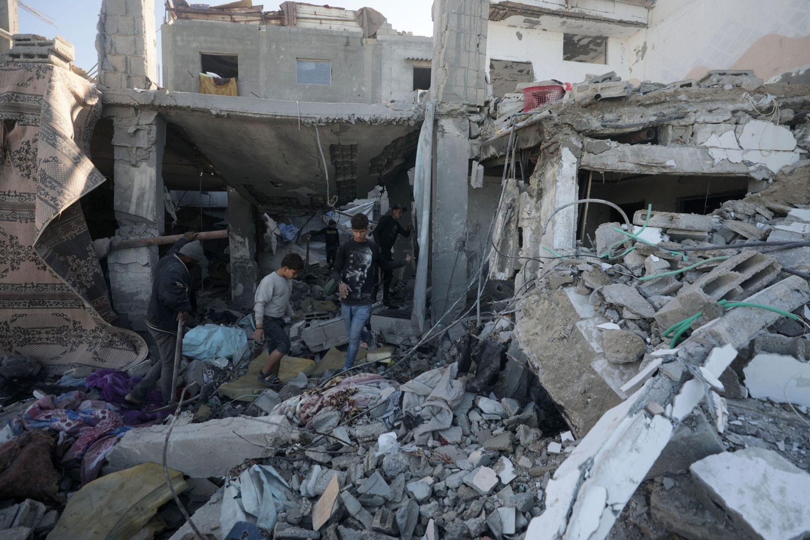 Unos niños inspeccionan un edificio atacado por el Ejército israelí en Deir al Balah.