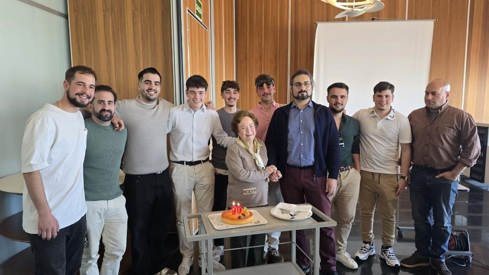 La homenajeada, con sus sobrinos nietos Curro Barco, Miguel y Fernando Lepiani Molina, Daniel Barco, Marcos y Juan Macías, Carlos Rodríguez, Fernando Lepiani Díaz, Manuel Barco y Bosco Rodríguez.