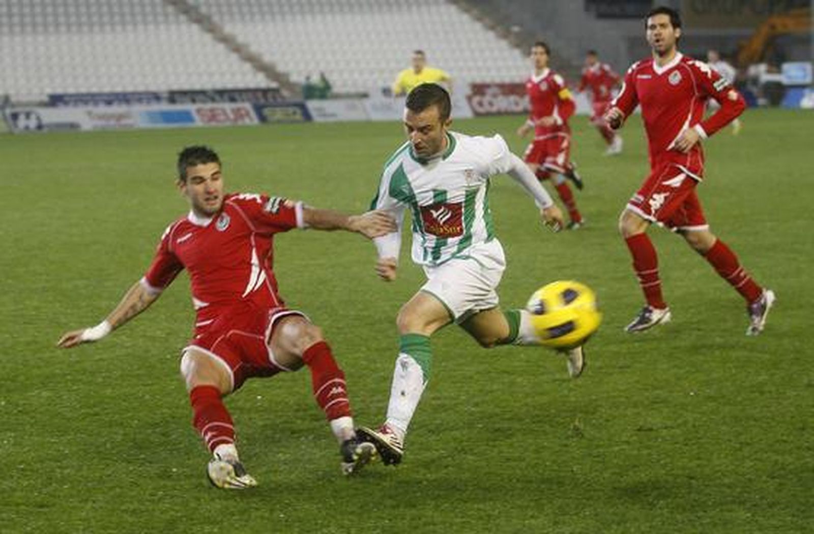 El Córdoba vence al Valladolid 1-0 bajo un diluvio en el Arcángel. / José Martínez