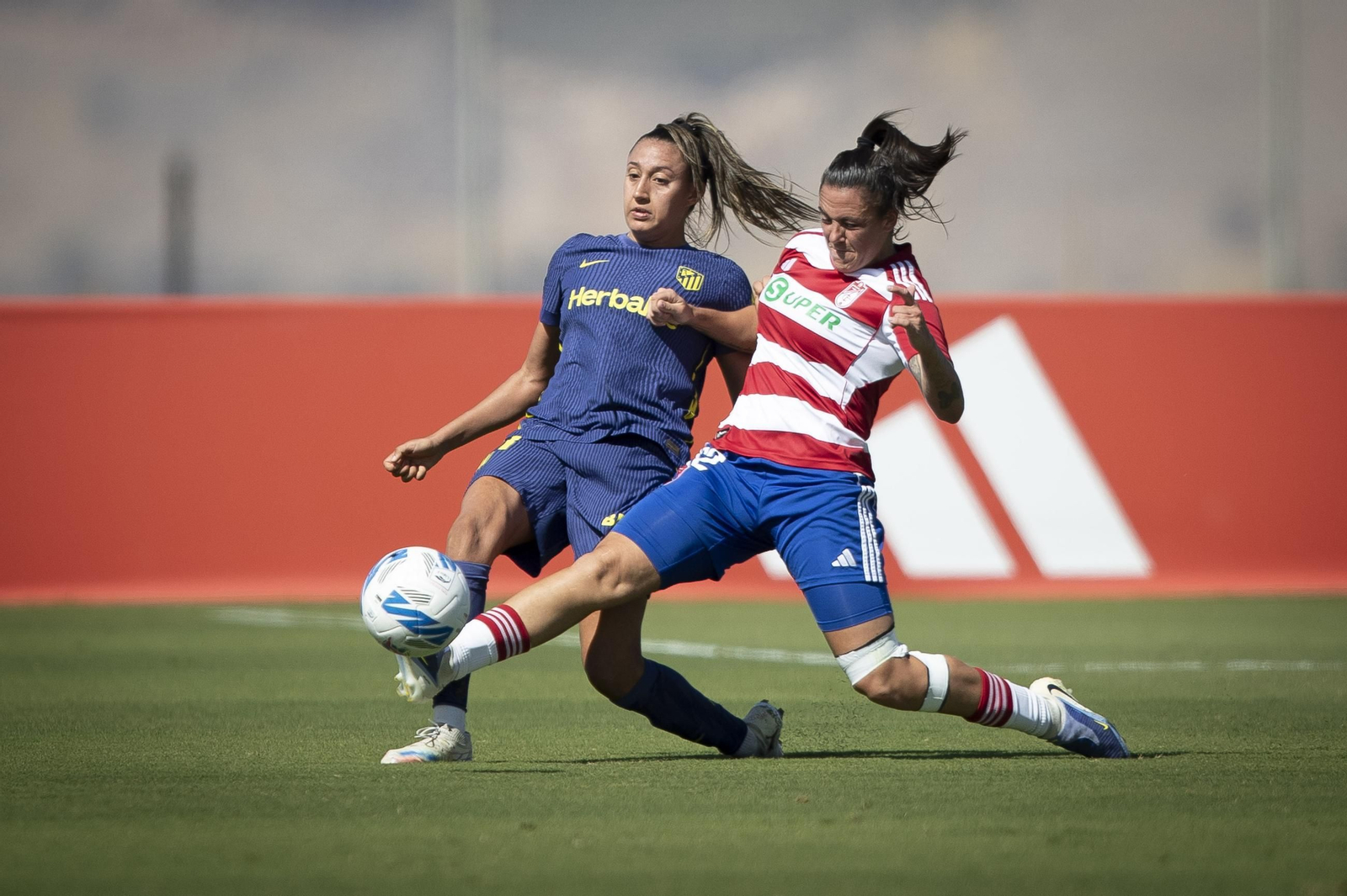 Acción del pasado partido del Granada CF ante el Atletico de Madrid