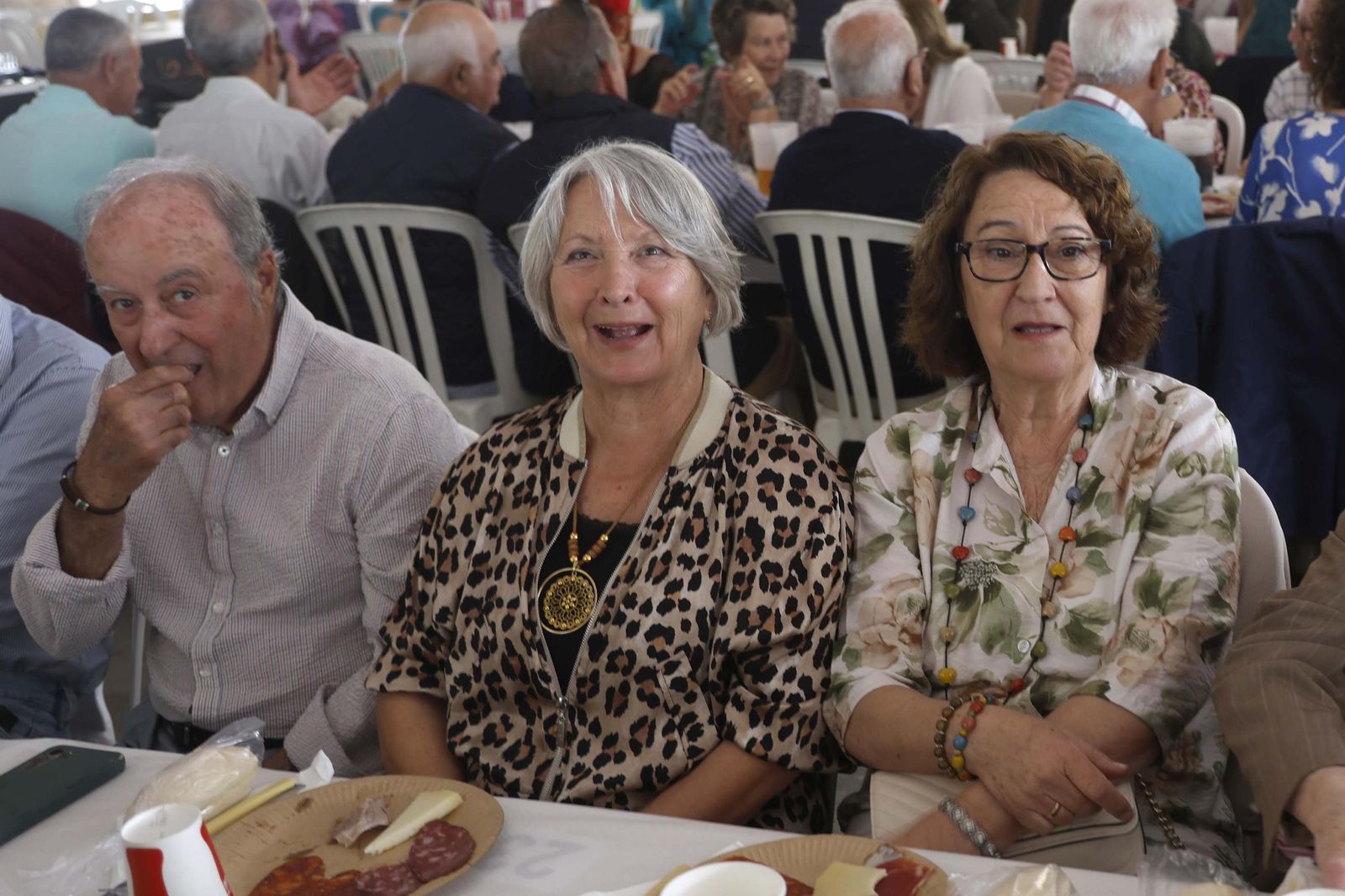 Fotos del almuerzo para mayores en la Feria de Castellar
