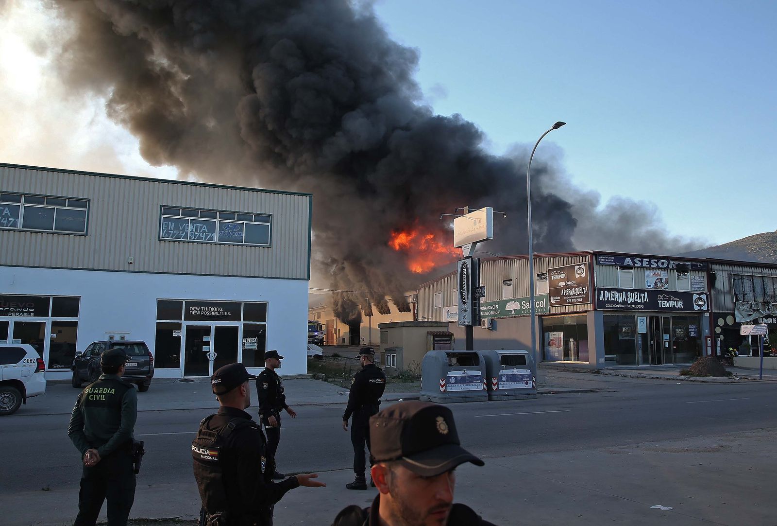 Imágenes del incendio de la nave de pinturas del polígono industrial Zabal Bajo en La Línea