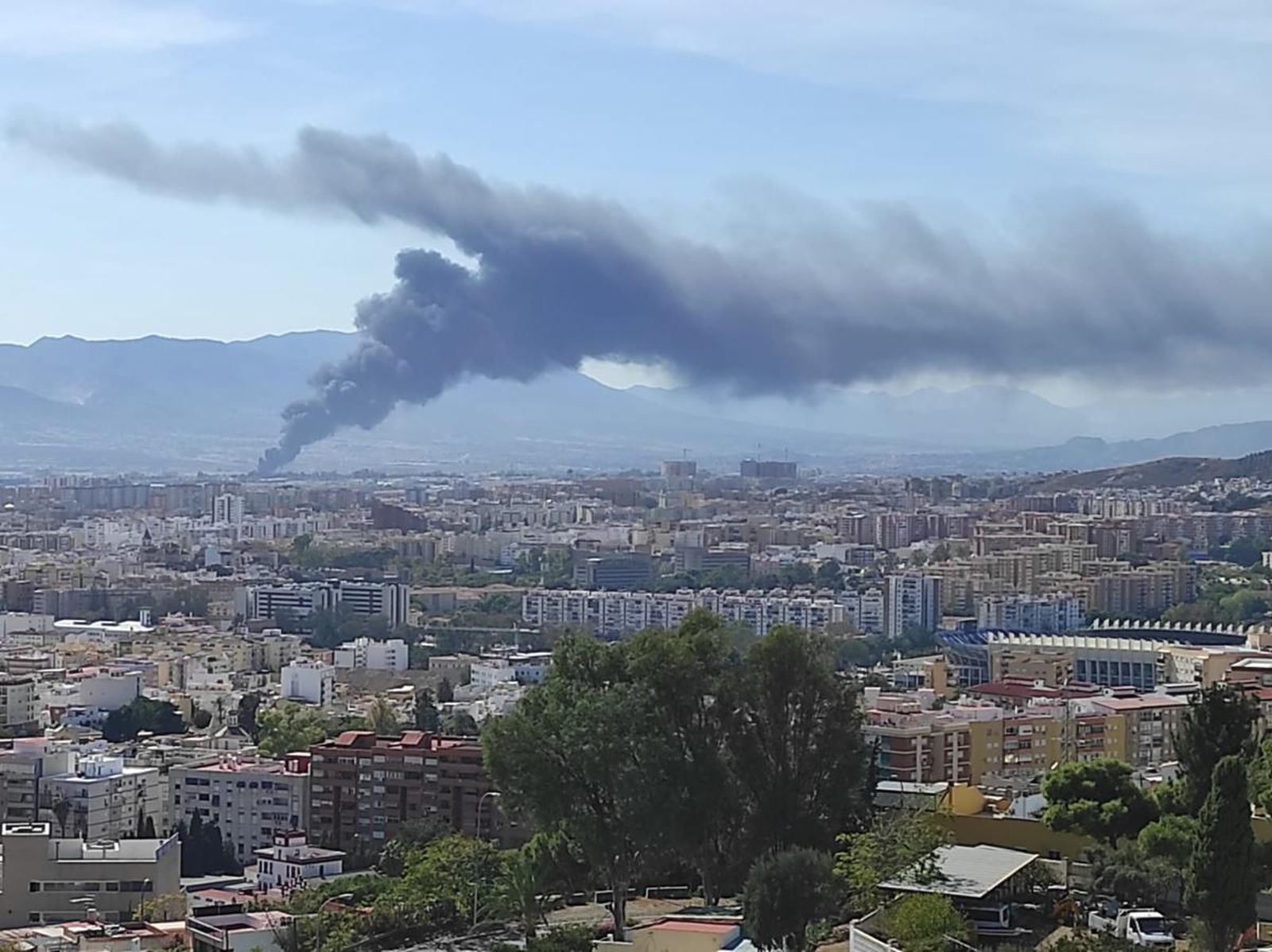 Declarado un incendio en un desguace en Málaga capital