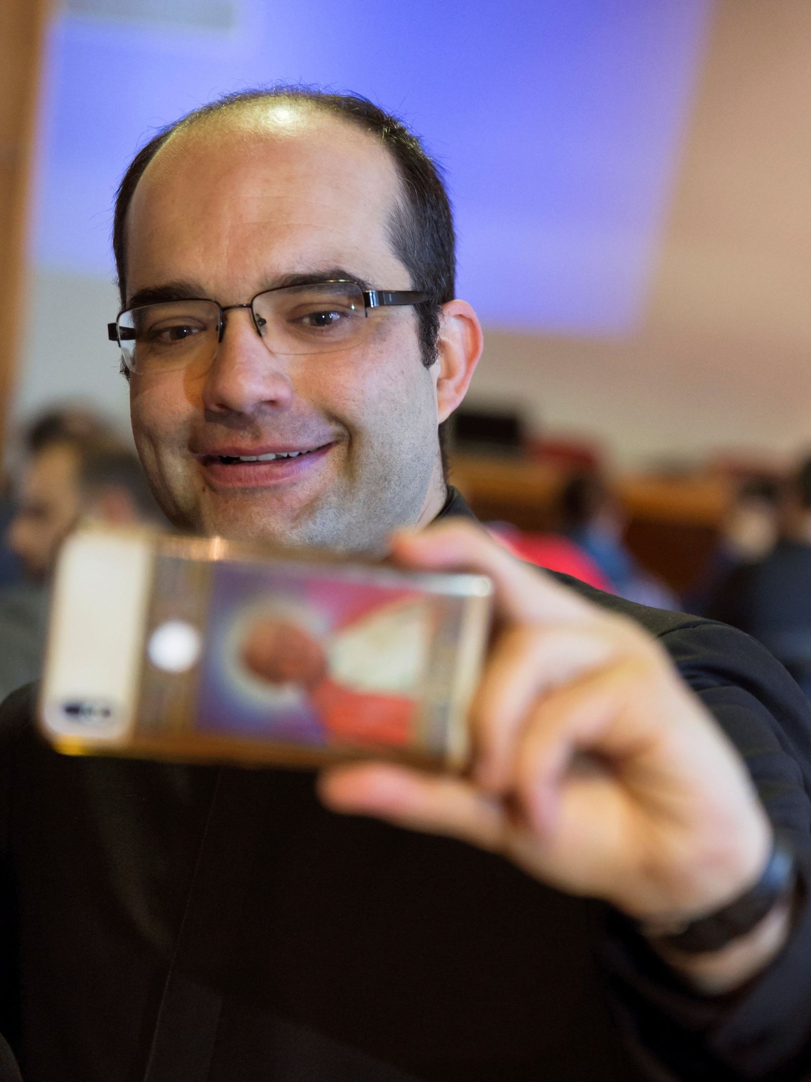 El youtuber Antonio María Domenech se graba durante el encuentro.