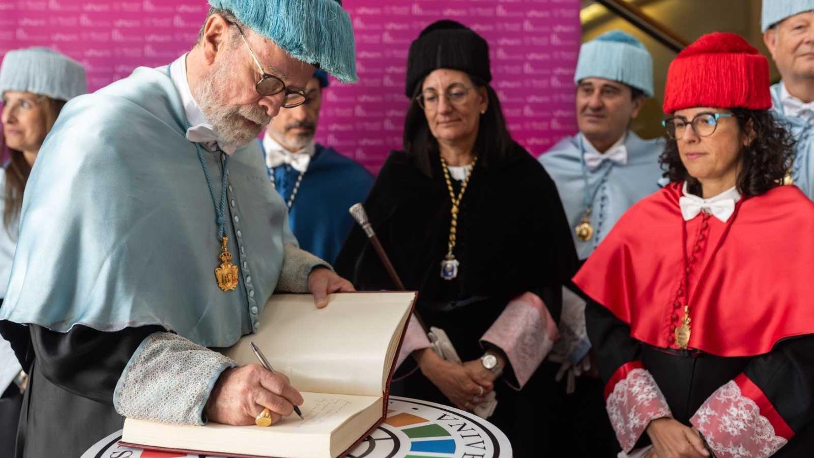 Rodrigo de Balbín firma en el libro de honor de la UHU tras se investido doctor ‘Honoris causa’. Rodrigo de Balbín firma en el libro de honor de la UHU tras se investido doctor ‘Honoris causa’.