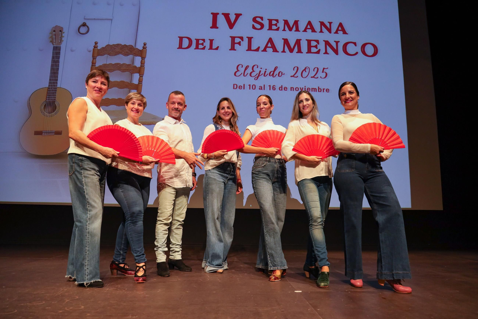 La concejala Elena Gómez con representantes de las academias de baile de El Ejido.