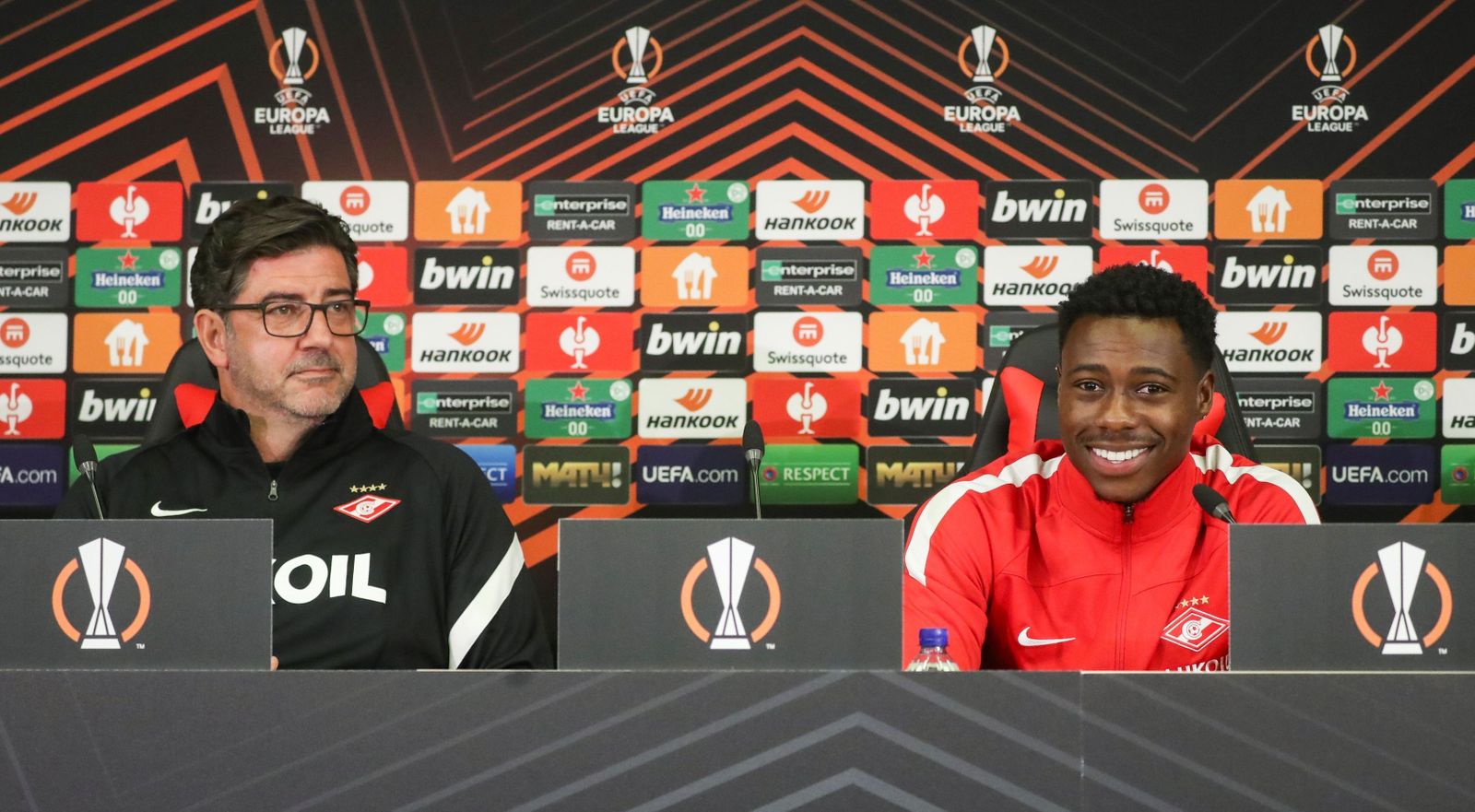 Quincy Promes, en una rueda de prensa de la Liga Europa junto a Rui Vitoria, técnico del Spartak.