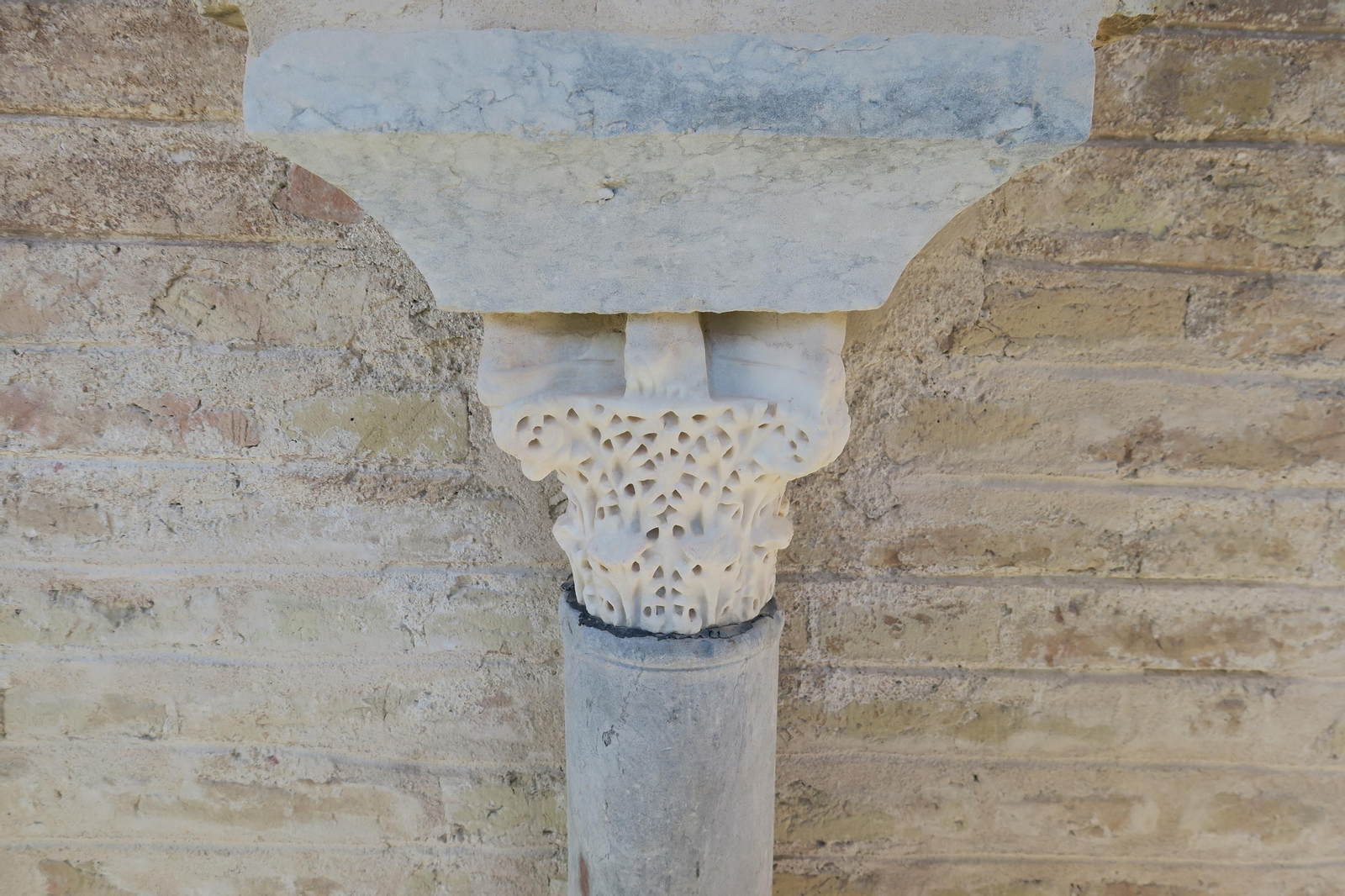 Arranque de sebka simple sobre capitel tratado.