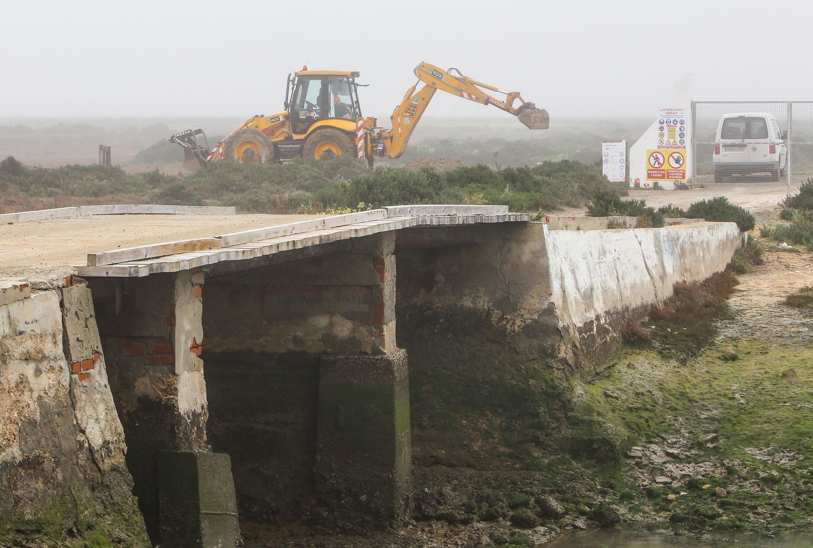 Máquinas trabajando en el nuevo sendero en el entorno del puente Lavaera, a principios de año.