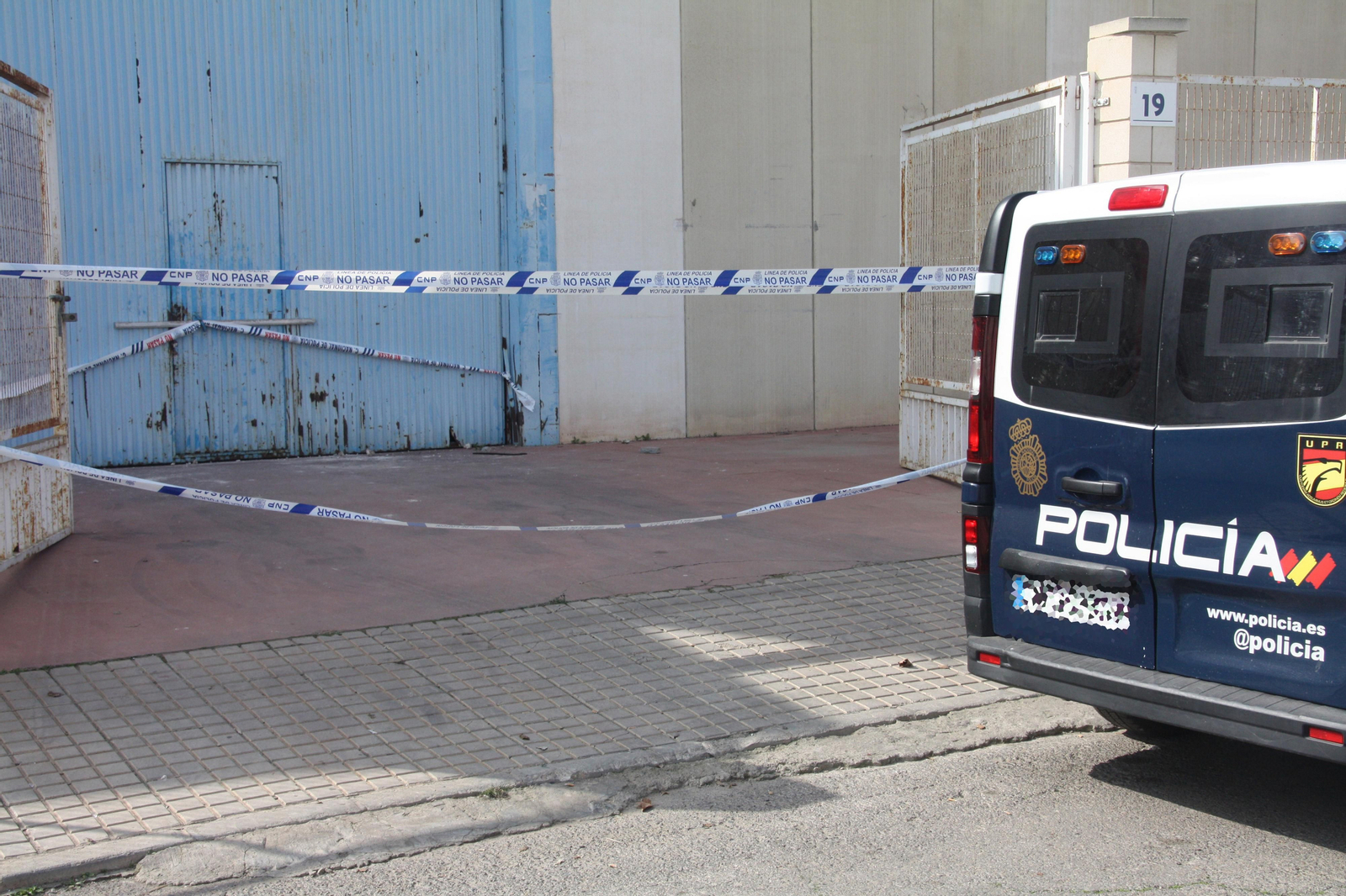 Un coche policial, junto a la nave precintada en Ejido Norte.