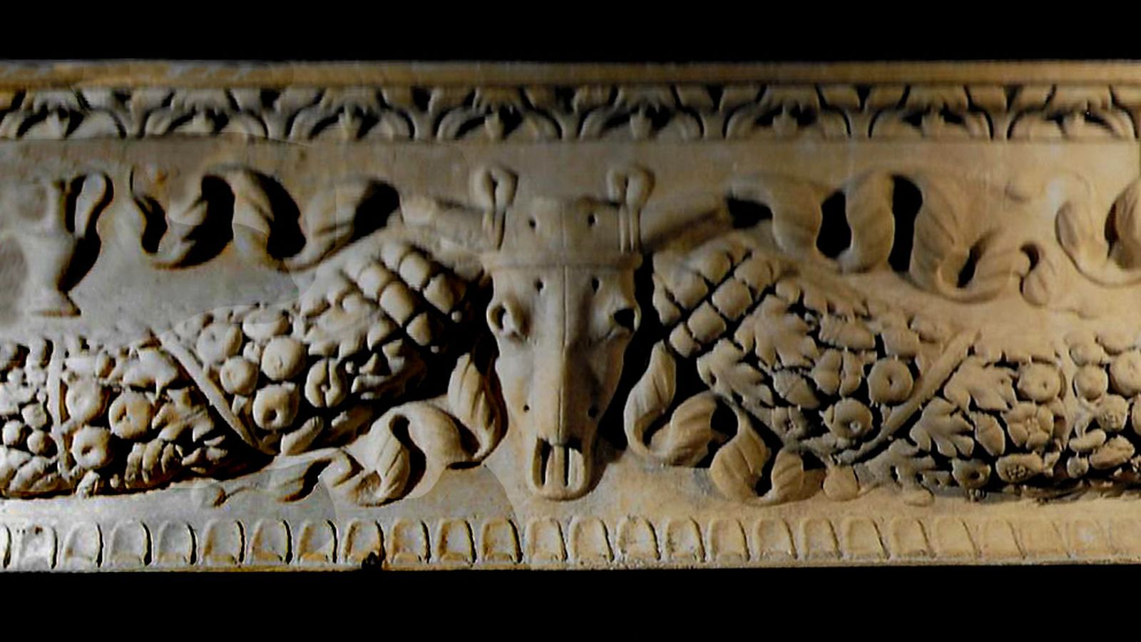 Bucráneo, ornamento arquitectónico hallado en Carteia (Museo de San Roque).