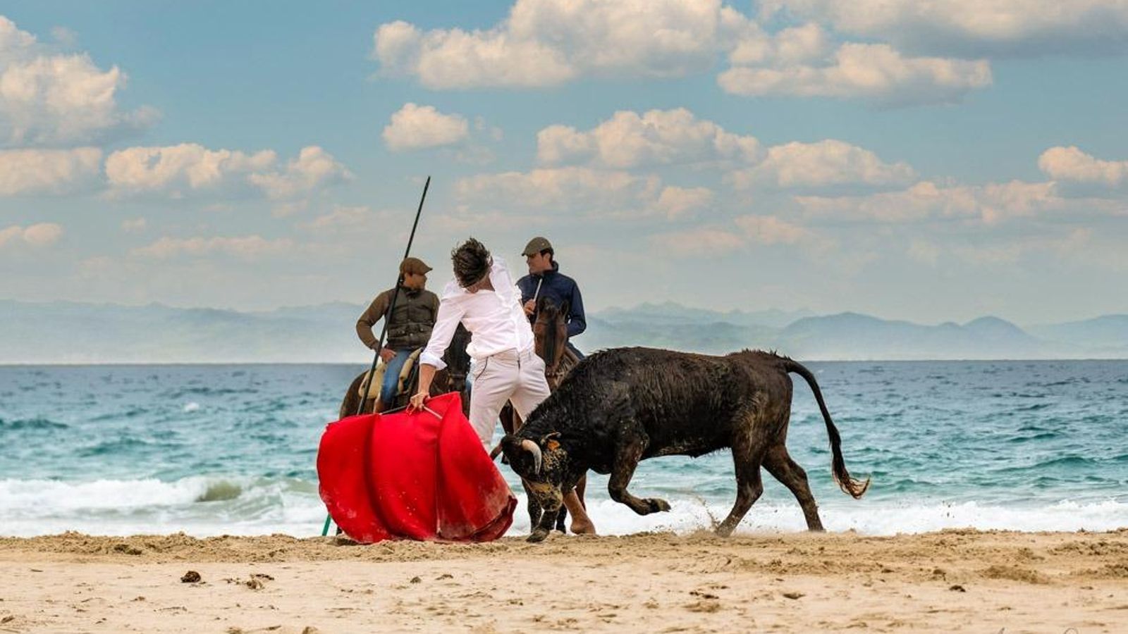 Roca Rey, con sus picadores de fondo, y una vaca de La Palmosilla, toreando frente al Estrecho de Gibraltar.