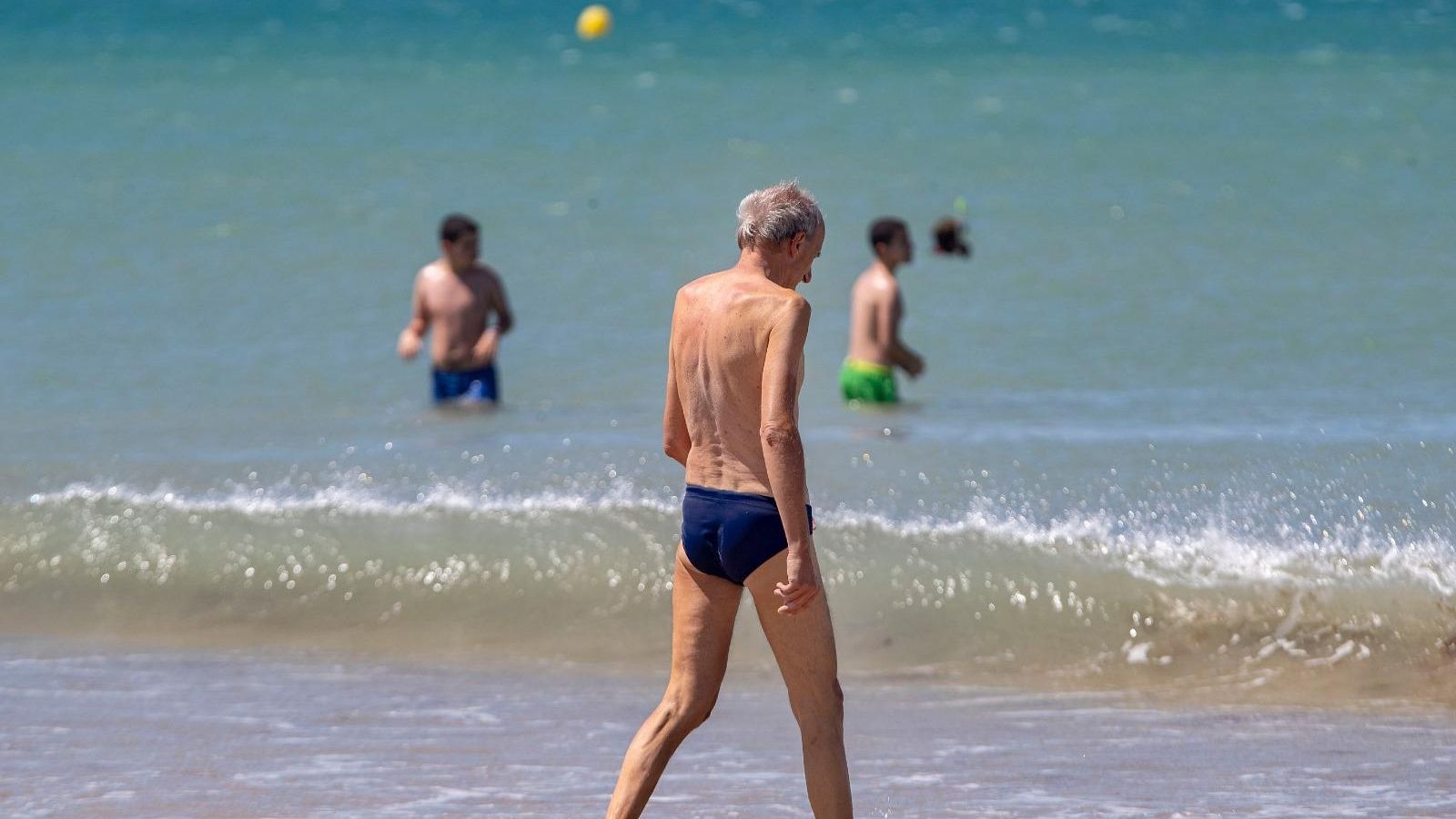 Primeros baños en Camposoto.