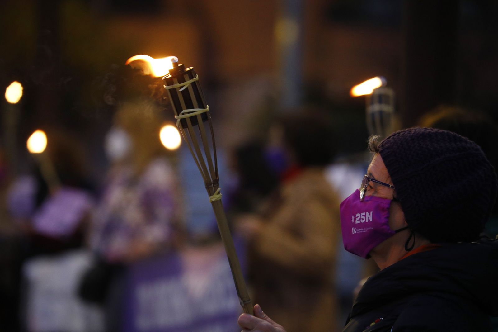 Una mujer porta una antorcha durante una de las concentraciones, el pasado enero.
