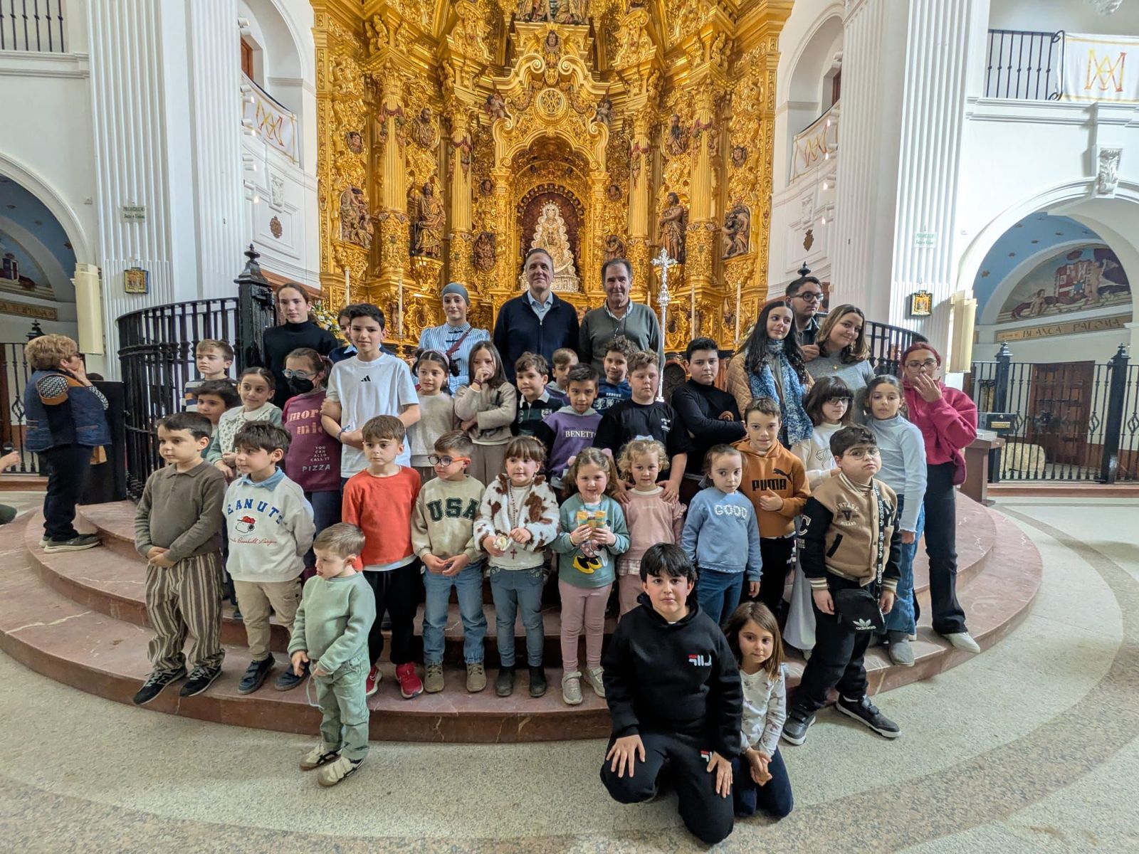 La peña Sevillistas en Xerez regala ilusión en El Rocío a niños del Hospital de Jerez