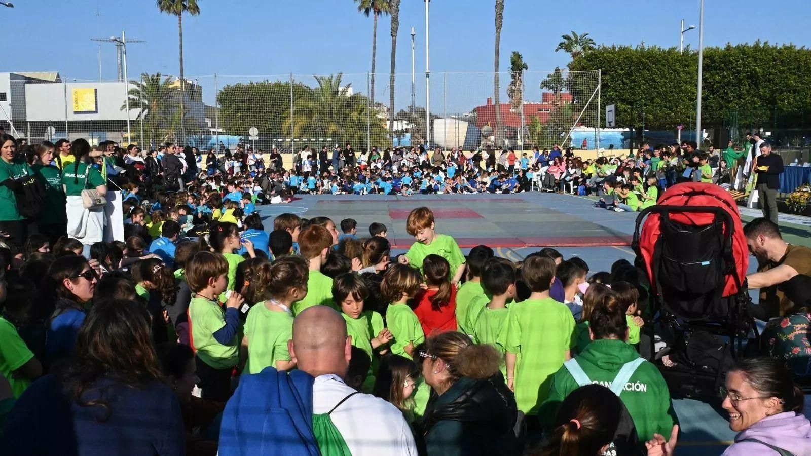 Cientos de alumnos disfrutan en una edición anterior de las Olimpiadas Escolares
