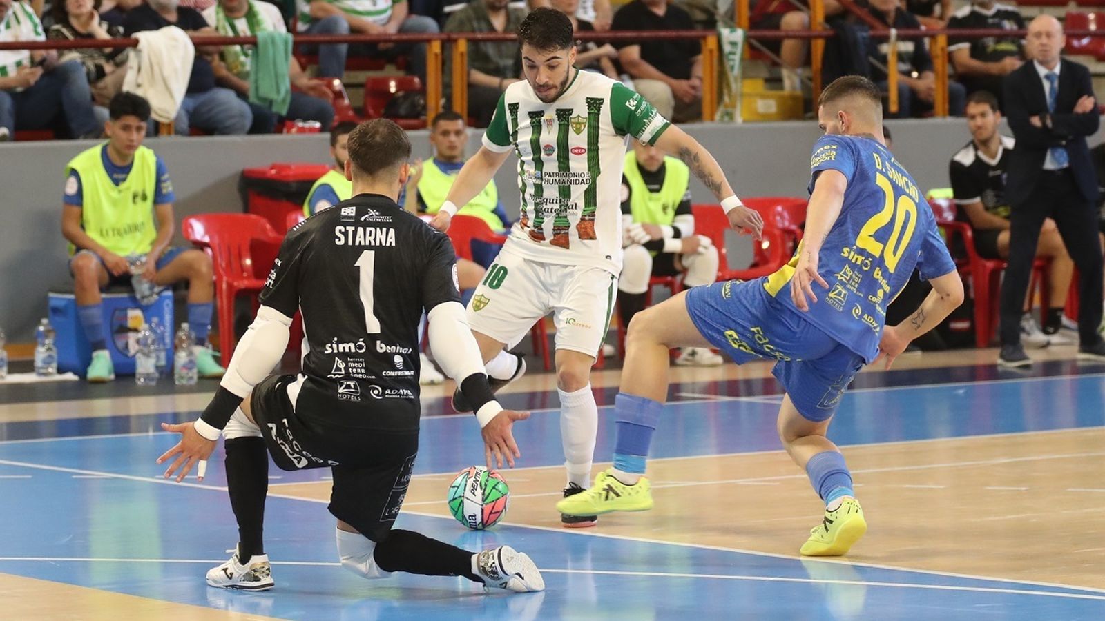 Lucas Perin termina una acción ante Starna.