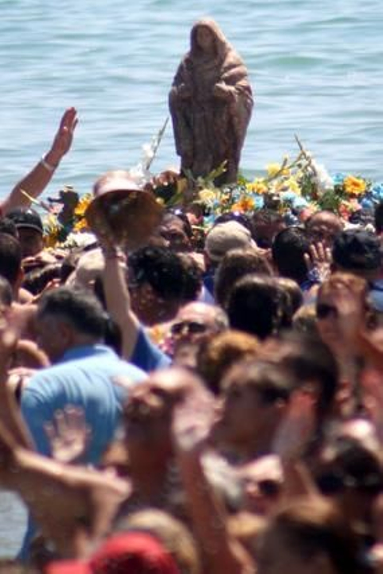 Miles de fieles recibieron con entusiasmo a la imagen en su llegada a la playa.

Foto: Fran Montes