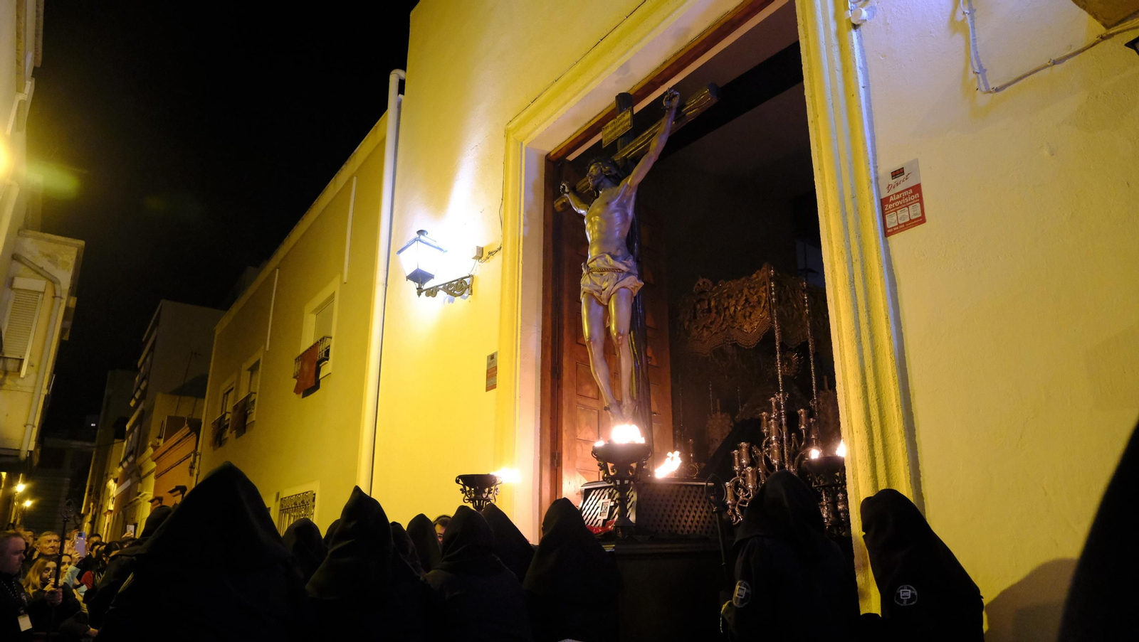 Las mejores imágenes de la Procesión del Perdón, en la noche del Martes Santo en Almería