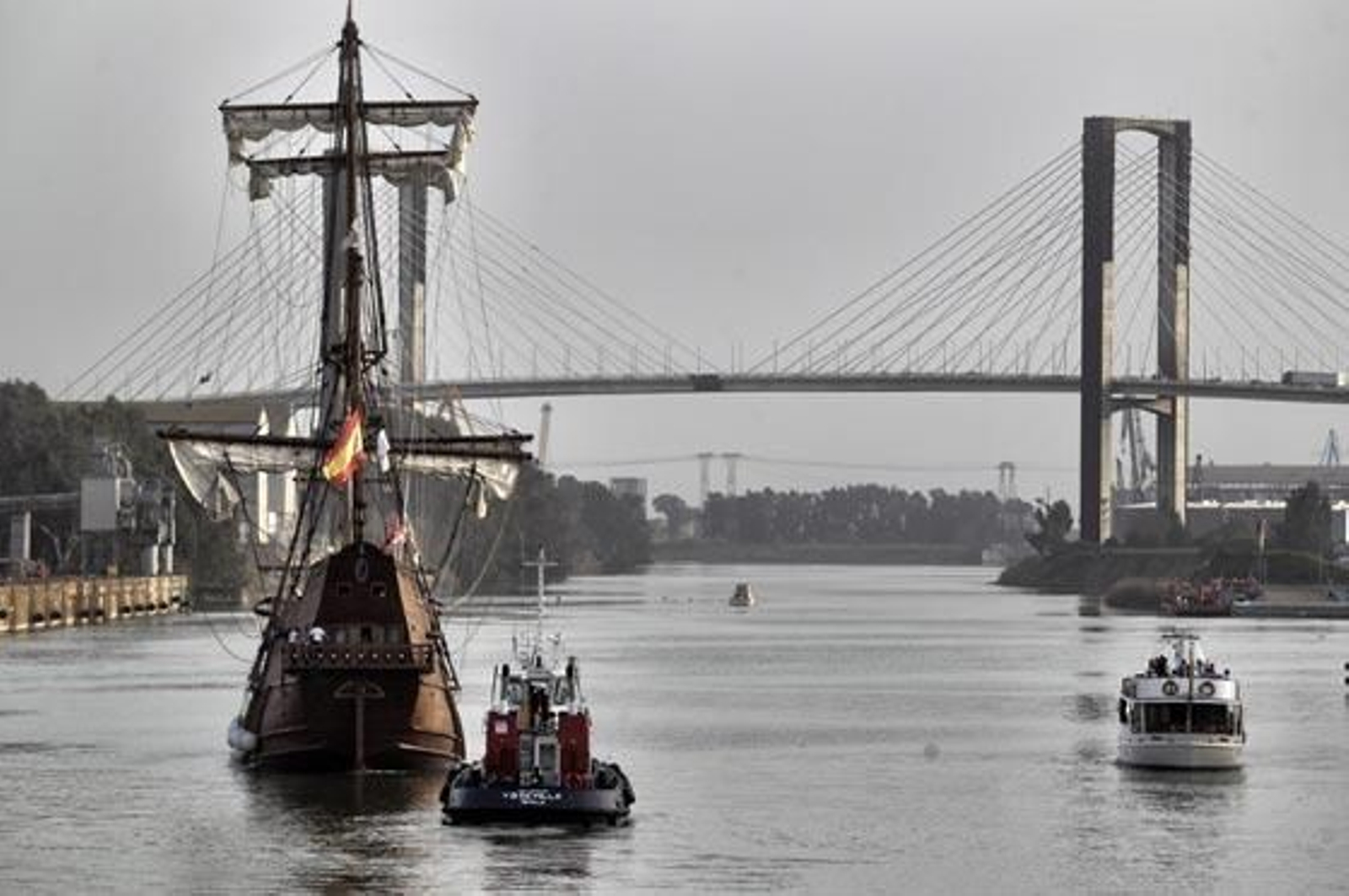 El galeón, tras zarpar del Muelle de las Delicias. 

Foto: Antonio Pizarro