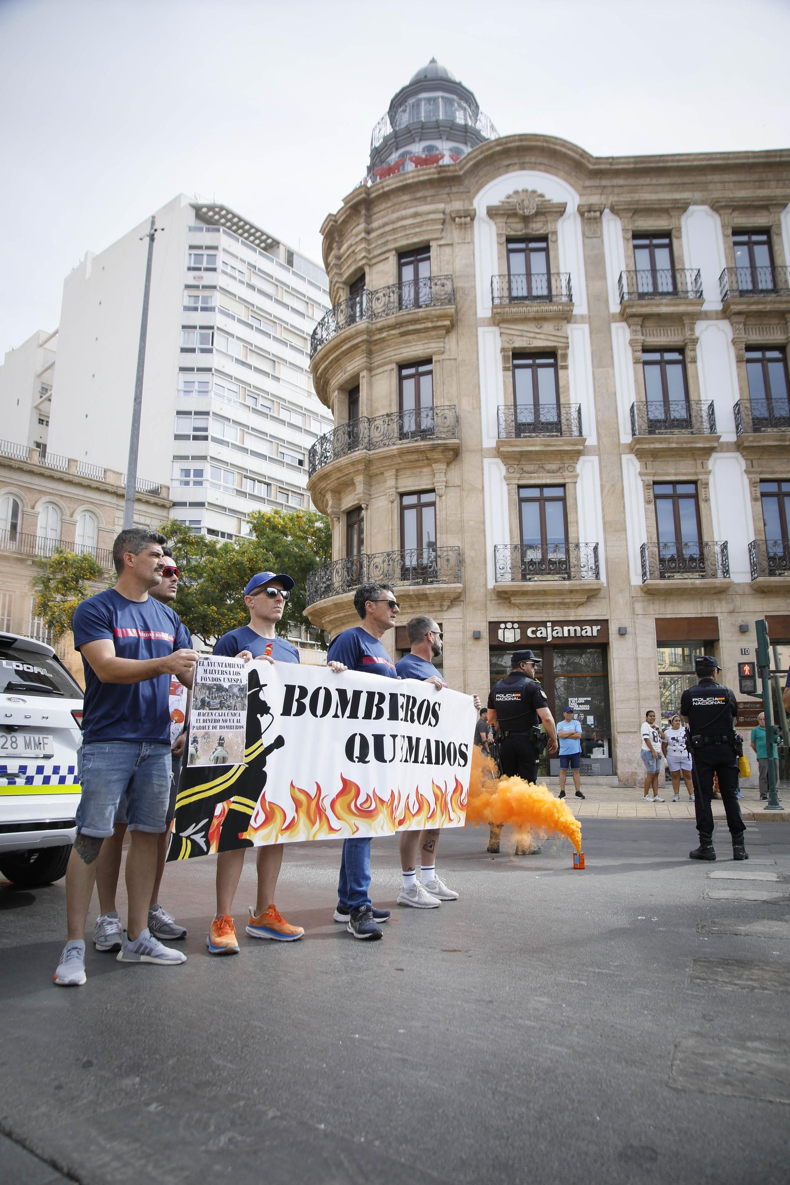 Manifestación de los bomberos quemados de Almería, en imágenes