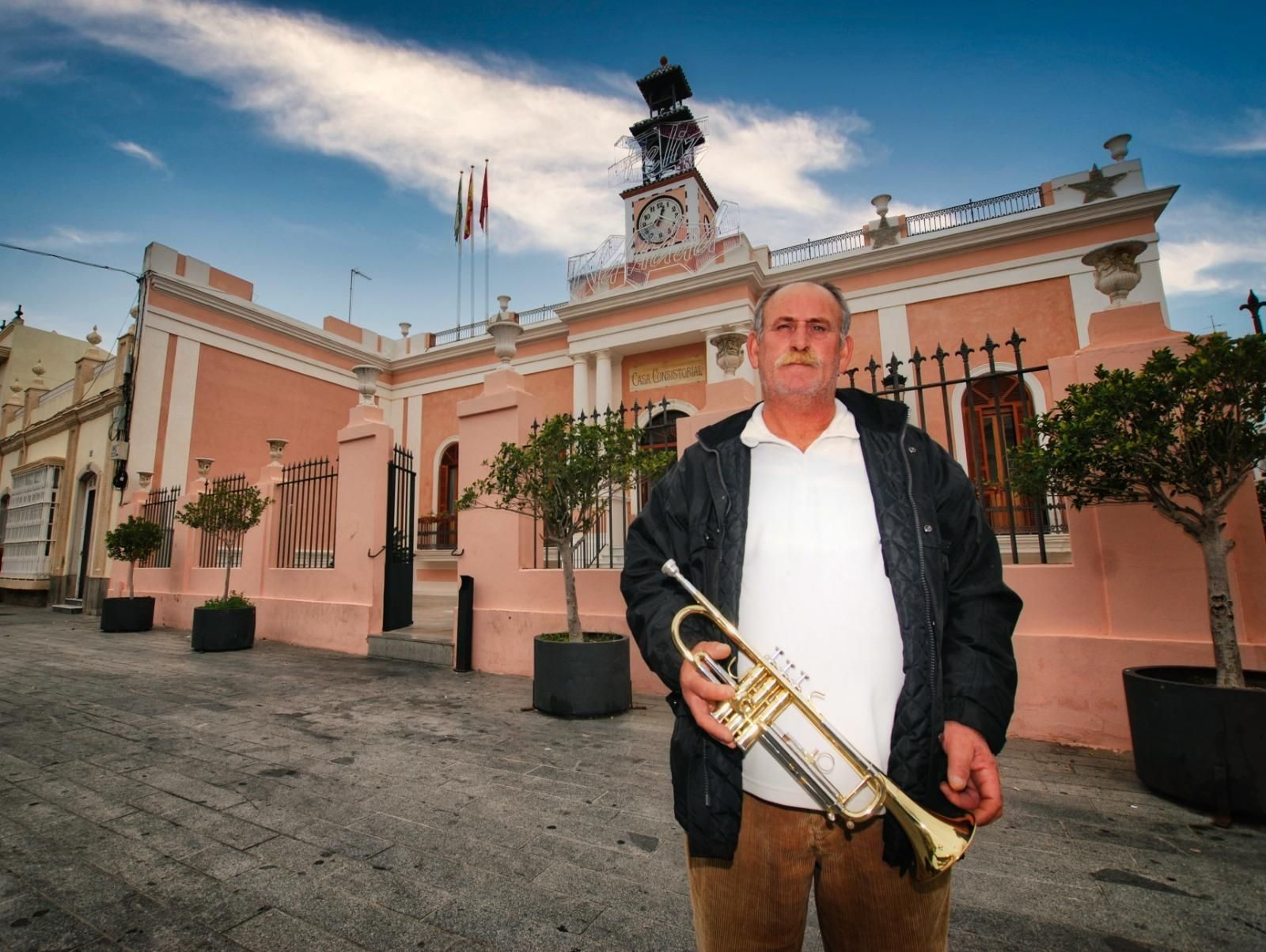 Juan García Guerrero es el hombre que anuncia la llegada de los Reyes Magos de una forma muy especial