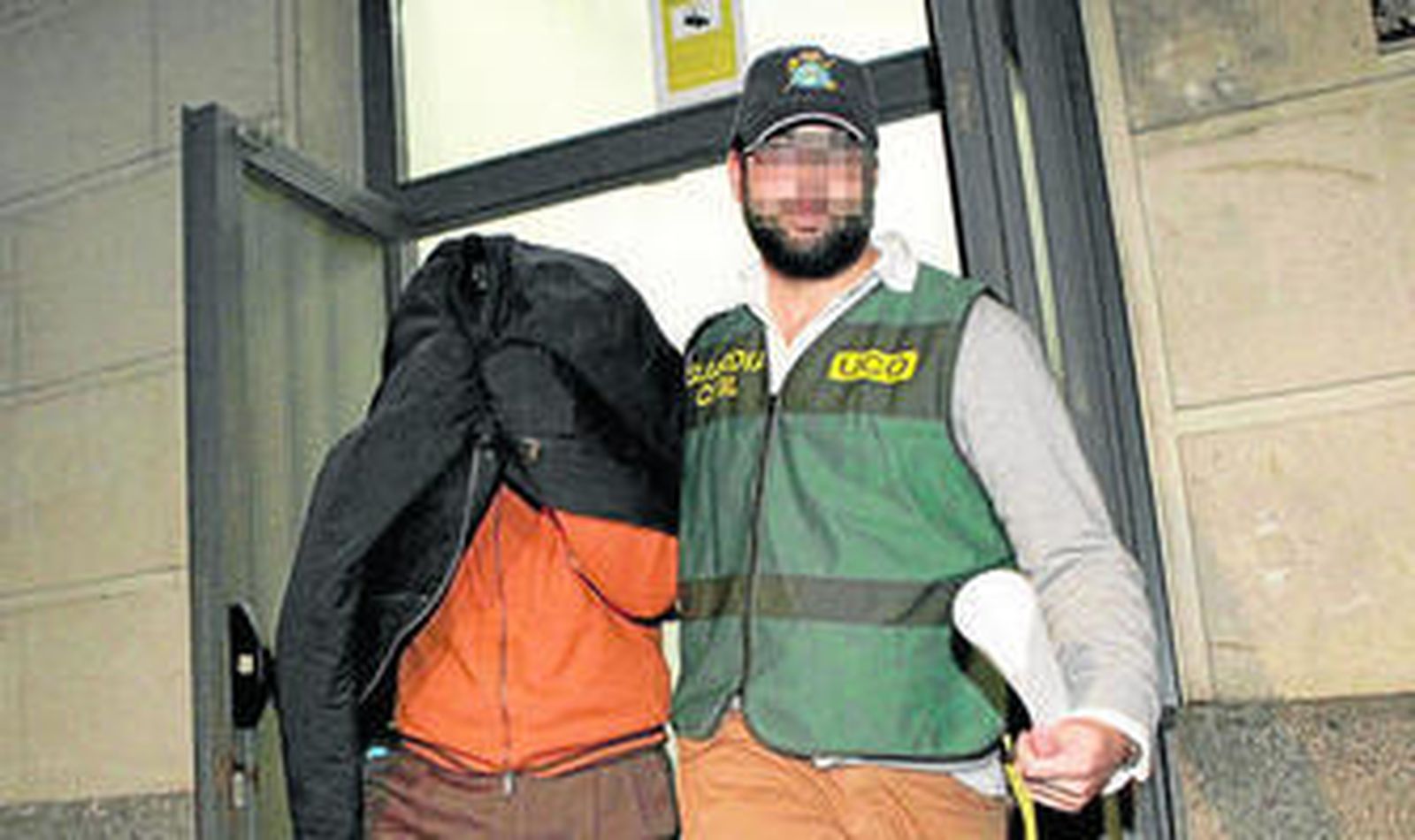 El directivo de Adif en Córdoba Enrique José Finch Ramos sale de los juzgados custodiado para ser conducido a la prisión.