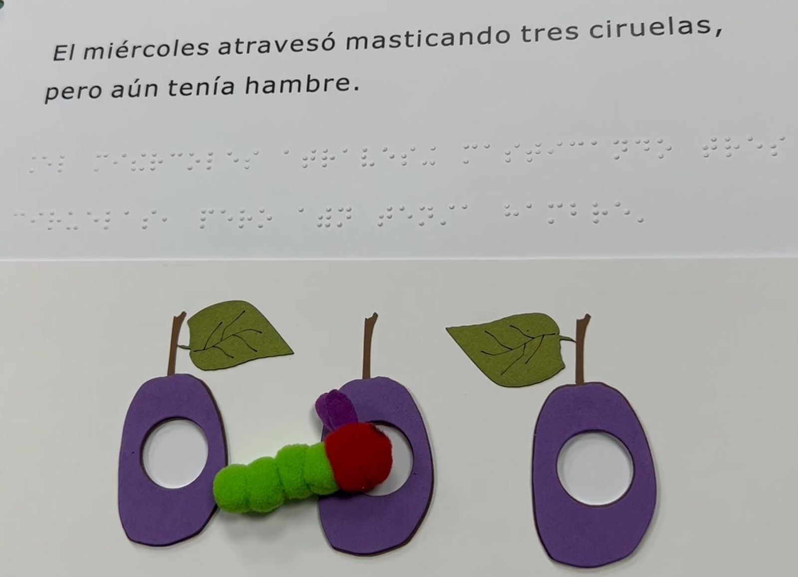 Una de las páginas del libro 'La oruga glotona' en braille.