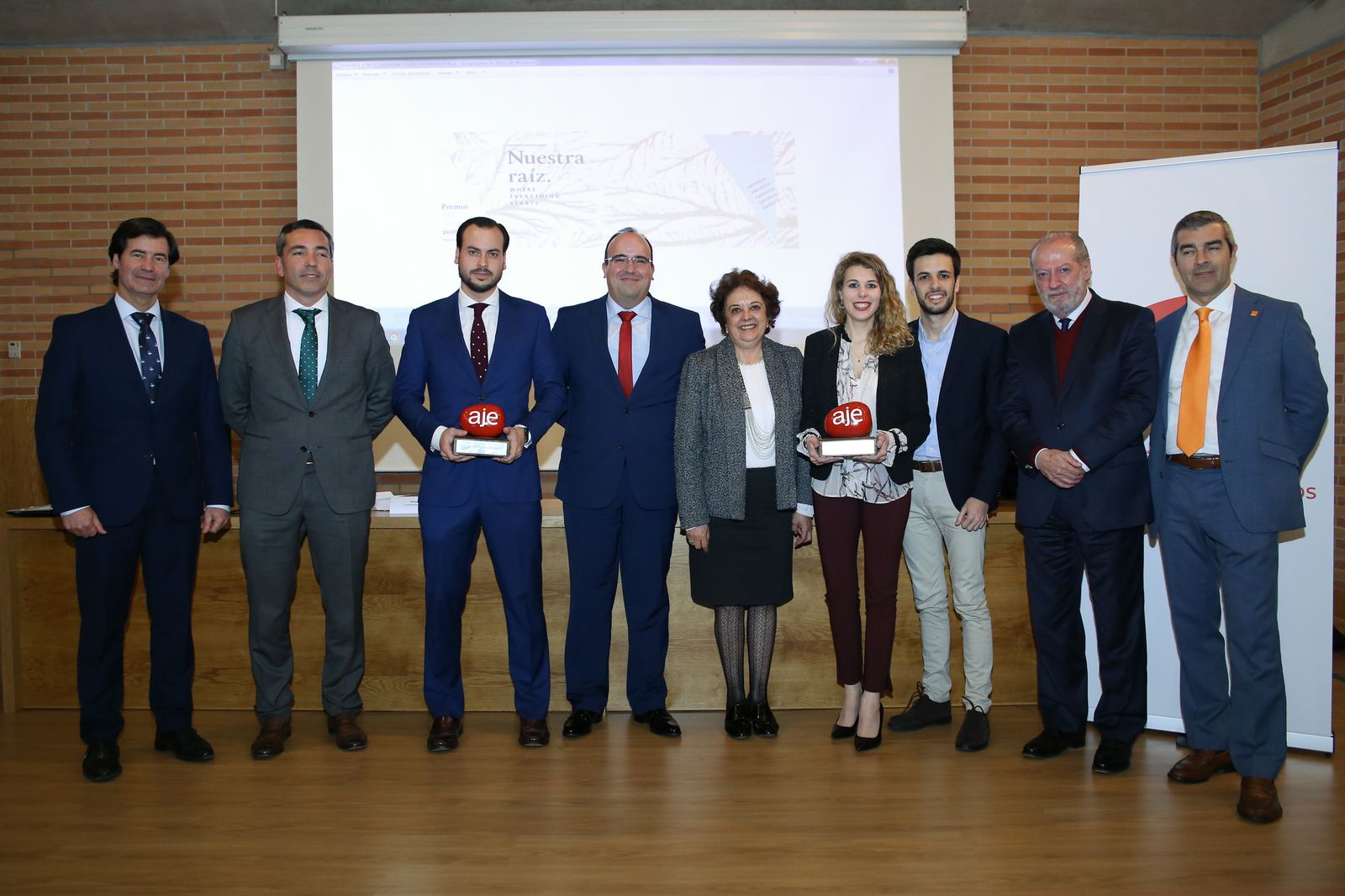 Los dos galardonados con los premios concedidos por la Asociación de Jóvenes Empresarios (AJE Sevilla).
