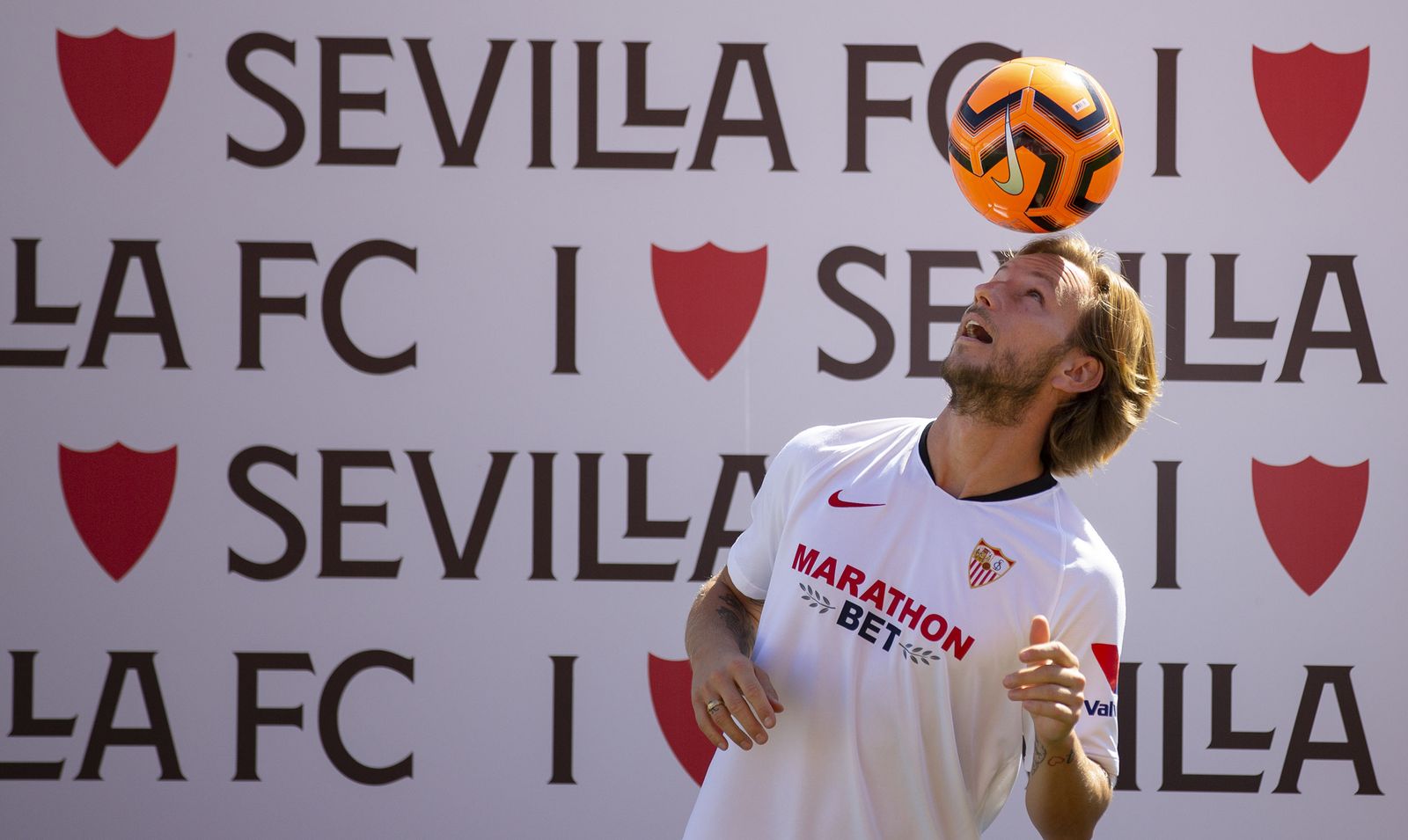 Rakitic controla el balón con la cabeza en su presentación.