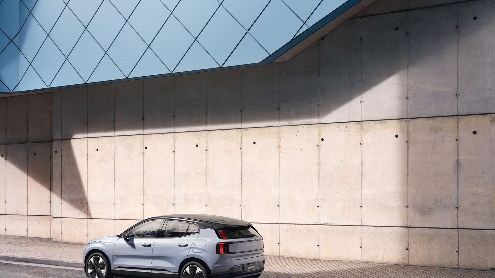 El acabado compartido por los tres sistemas de propulsión del EX30 es el intermedio, el Plus.