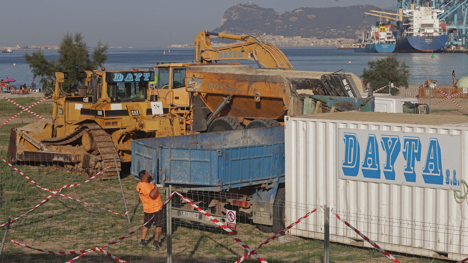 Fotos de los preparativos para el trasvase de arena en la playa de El Rinconcillo en Algeciras