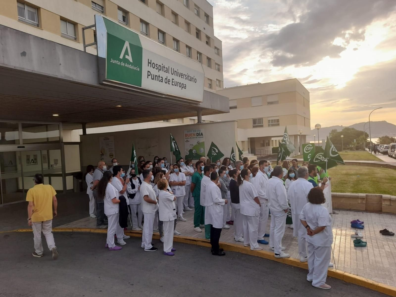 Una protesta de sanitarios en el Hospital Punta de Europa.
