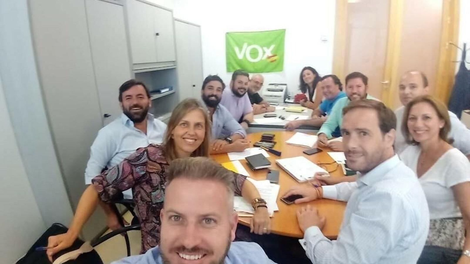 El primer plano, Adrián Trashorras, Javier Cortés (director de campaña) con Reyes Peláez y Reyes Romero y, al fondo, Eusebio Pérez, y Rafael García Ortiz, entre otros miembros del equipo.